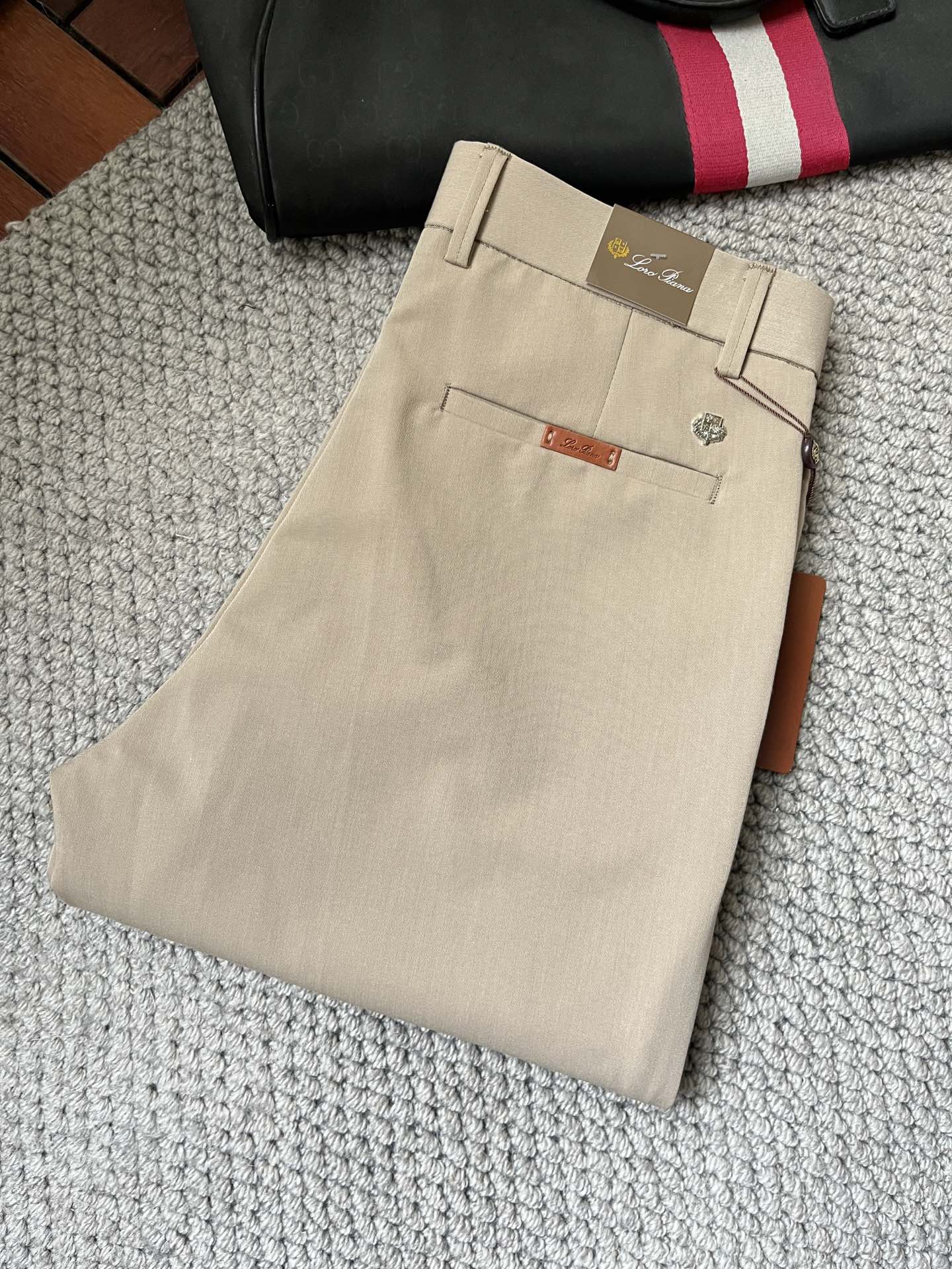 NO:135357,LG casual pants trousers 2025SS spring and summer new style, high-end custom pants special fabric, custom original hardware, heavy industry technology, fine line, custom fabric, soft and comfortable, significant texture, exquisite auxiliary materials, excellent upper body effect, complete three standards, standard sizes 28-36, no 35 (shipped the next day),,alexander wang19860909LG 休闲裤 西裤2025SS春夏新款 高级定制裤子专用面料 定制原版五金 重工工艺打造 车工走线精细 定制面料 柔软舒适 质感显著 辅料精美 上身效果超赞 三标齐全 标准尺码28-36,无35（隔天出货）,,alexander wang,Men's clothing