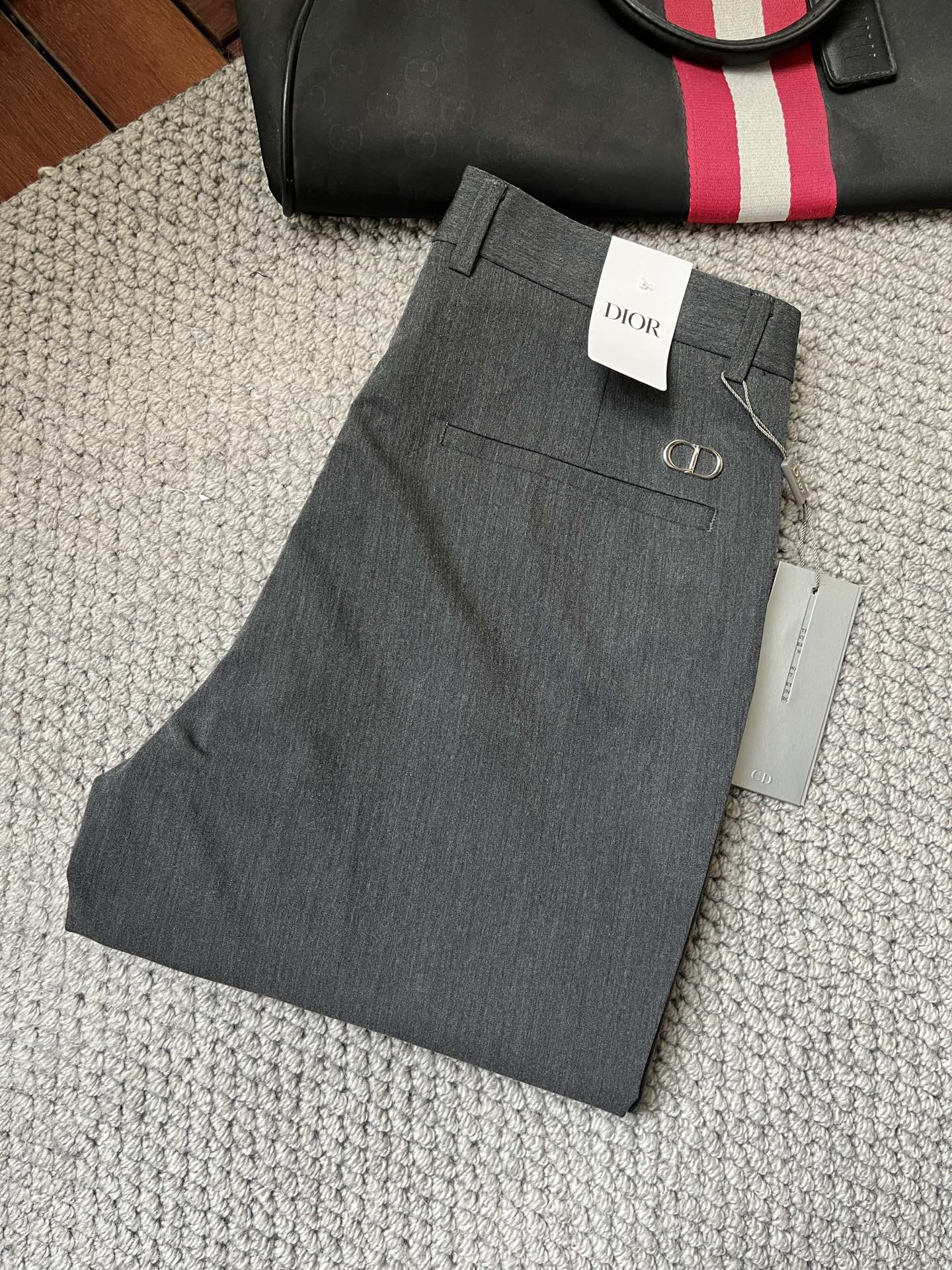 NO:135355,DR casual pants trousers 2025SS spring and summer new style, high-end custom pants special fabric, custom original hardware, heavy industry technology, fine line, custom fabric, soft and comfortable, significant texture, exquisite auxiliary materials, excellent upper body effect, complete three standards, standard sizes 28-36, no 35 (shipped the next day),,alexander wang19860909DR 休闲裤 西裤2025SS春夏新款 高级定制裤子专用面料 定制原版五金 重工工艺打造 车工走线精细 定制面料 柔软舒适 质感显著 辅料精美 上身效果超赞 三标齐全 标准尺码28-36,无35（隔天出货）,,alexander wang,Men's clothing