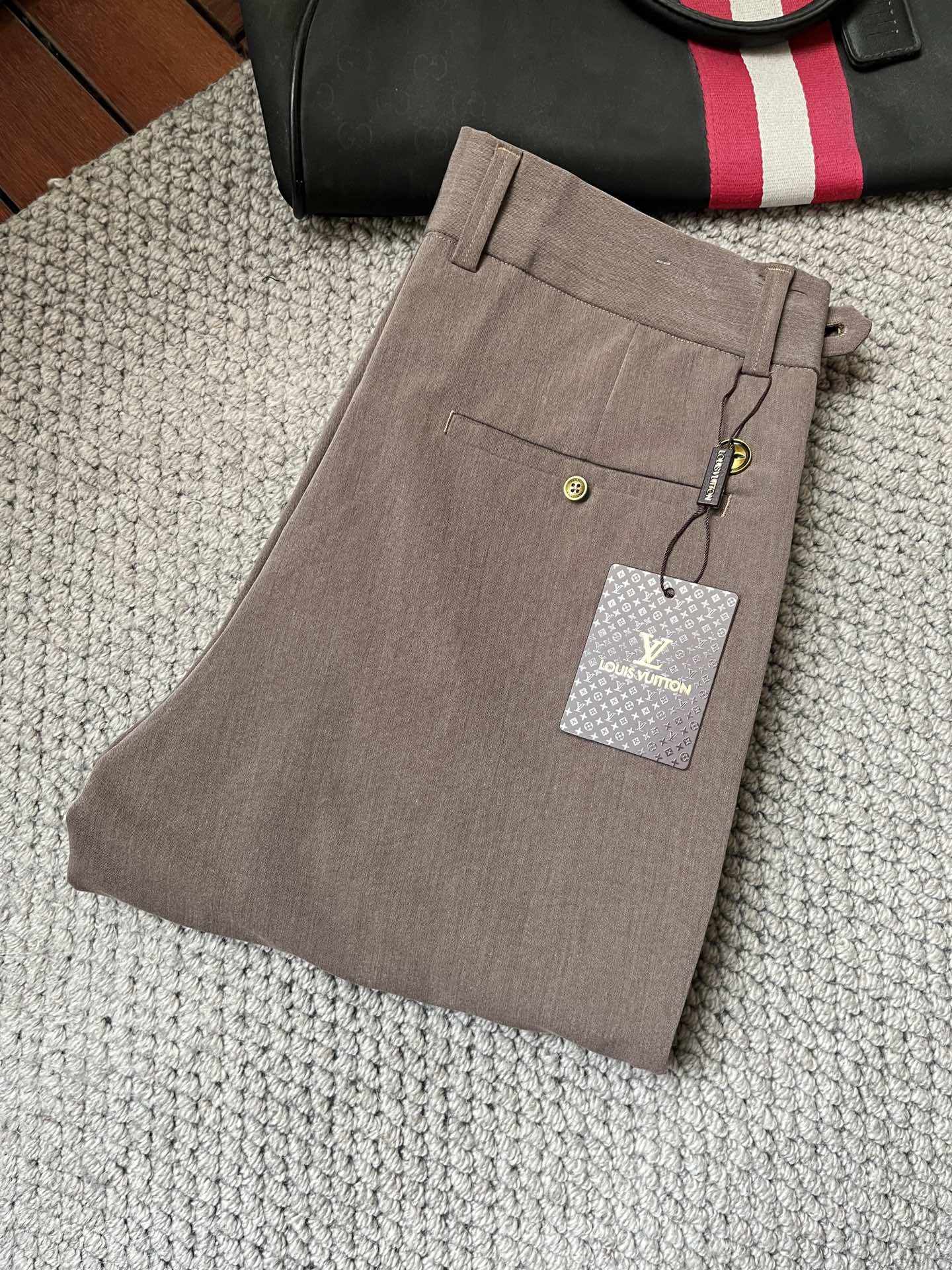 NO:135354,LV casual pants trousers 2025SS spring and summer new style, high-end custom pants special fabric, custom original hardware, heavy industry technology, fine line, custom fabric, soft and comfortable, significant texture, exquisite auxiliary materials, excellent upper body effect, complete three standards, standard sizes 28-36, no 35 (shipped the next day),,louis vuitton,alexander wang19860909LV 休闲裤 西裤2025SS春夏新款 高级定制裤子专用面料 定制原版五金 重工工艺打造 车工走线精细 定制面料 柔软舒适 质感显著 辅料精美 上身效果超赞 三标齐全 标准尺码28-36,无35（隔天出货）,,louis vuitton,alexander wang,Men's clothing