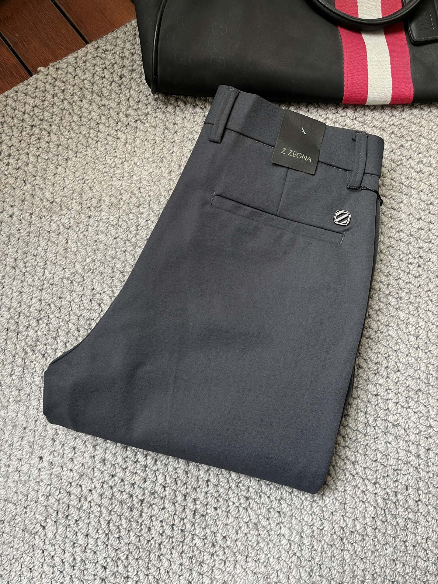 NO:135347,Jenny's casual pants 2025SS spring and summer new style, high-end custom pants special fabric, custom original hardware, heavy industry technology, fine line, custom fabric, soft and comfortable, significant texture, exquisite auxiliary materials, excellent upper body effect, complete three standards, standard sizes 28-36, no 35 (shipped the next day),,zegna,alexander wang19860909杰尼‘’休闲裤 西裤2025SS春夏新款 高级定制裤子专用面料 定制原版五金 重工工艺打造 车工走线精细 定制面料 柔软舒适 质感显著 辅料精美 上身效果超赞 三标齐全 标准尺码28-36,无35（隔天出货）,,zegna,alexander wang,Men's clothing