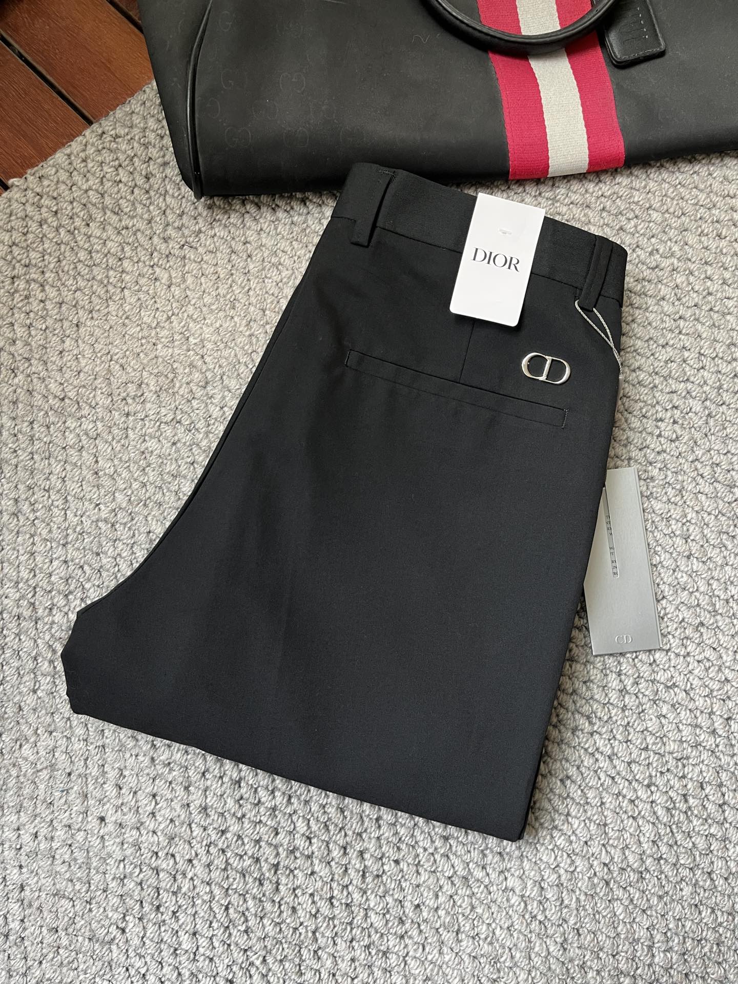 NO:135345,DR casual pants trousers 2025SS spring and summer new style, high-end custom pants special fabric, custom original hardware, heavy industry technology, fine line, custom fabric, soft and comfortable, significant texture, exquisite auxiliary materials, excellent upper body effect, complete three standards, standard sizes 28-36, no 35 (shipped the next day),,alexander wang19860909DR 休闲裤 西裤2025SS春夏新款 高级定制裤子专用面料 定制原版五金 重工工艺打造 车工走线精细 定制面料 柔软舒适 质感显著 辅料精美 上身效果超赞 三标齐全 标准尺码28-36,无35（隔天出货）,,alexander wang,Men's clothing