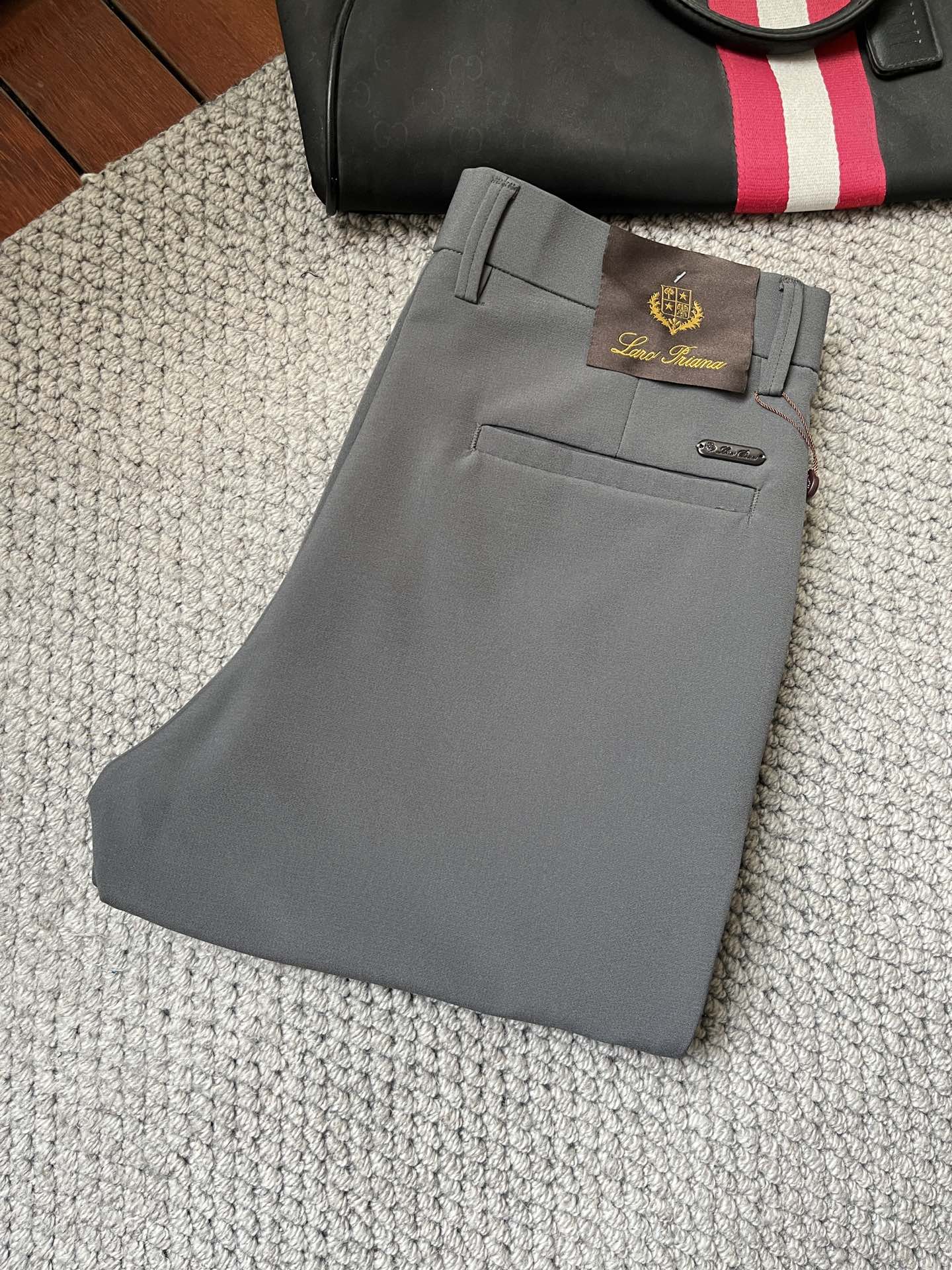 NO:135343,LG casual pants trousers 2025SS spring and summer new style, high-end custom pants special fabric, custom original hardware, heavy industry technology, fine line, custom fabric, soft and comfortable, significant texture, exquisite auxiliary materials, excellent upper body effect, complete three standards, standard sizes 28-36, no 35 (shipped the next day),,alexander wang19860909LG 休闲裤 西裤2025SS春夏新款 高级定制裤子专用面料 定制原版五金 重工工艺打造 车工走线精细 定制面料 柔软舒适 质感显著 辅料精美 上身效果超赞 三标齐全 标准尺码28-36,无35（隔天出货）,,alexander wang,Men's clothing