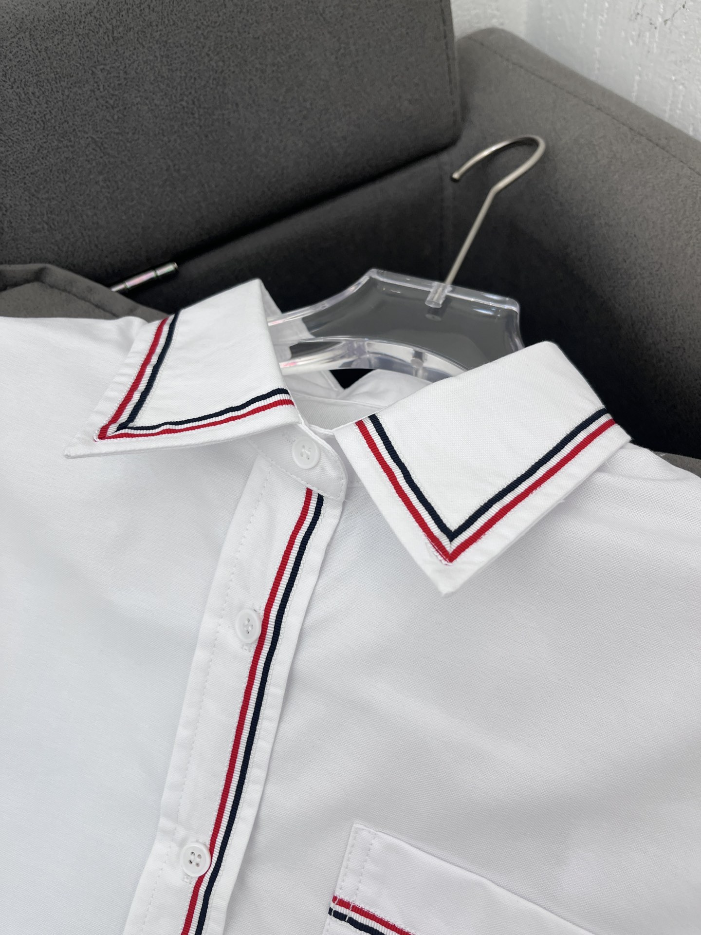 “High-End Women’s Clothes: TB Thom Browne Summer Cuffband Design Short Sleeves in Soft Cotton” - 图片 2