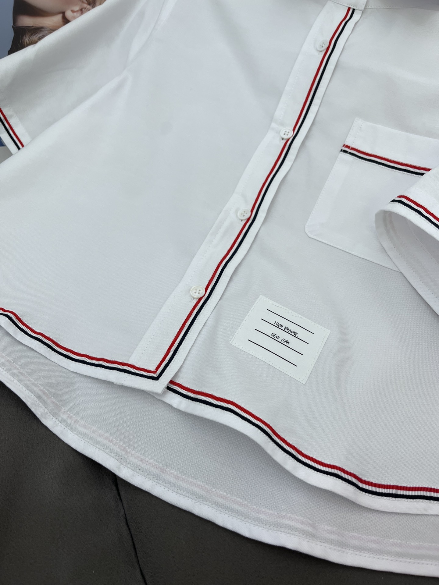 “High-End Women’s Clothes: TB Thom Browne Summer Cuffband Design Short Sleeves in Soft Cotton” - 图片 6