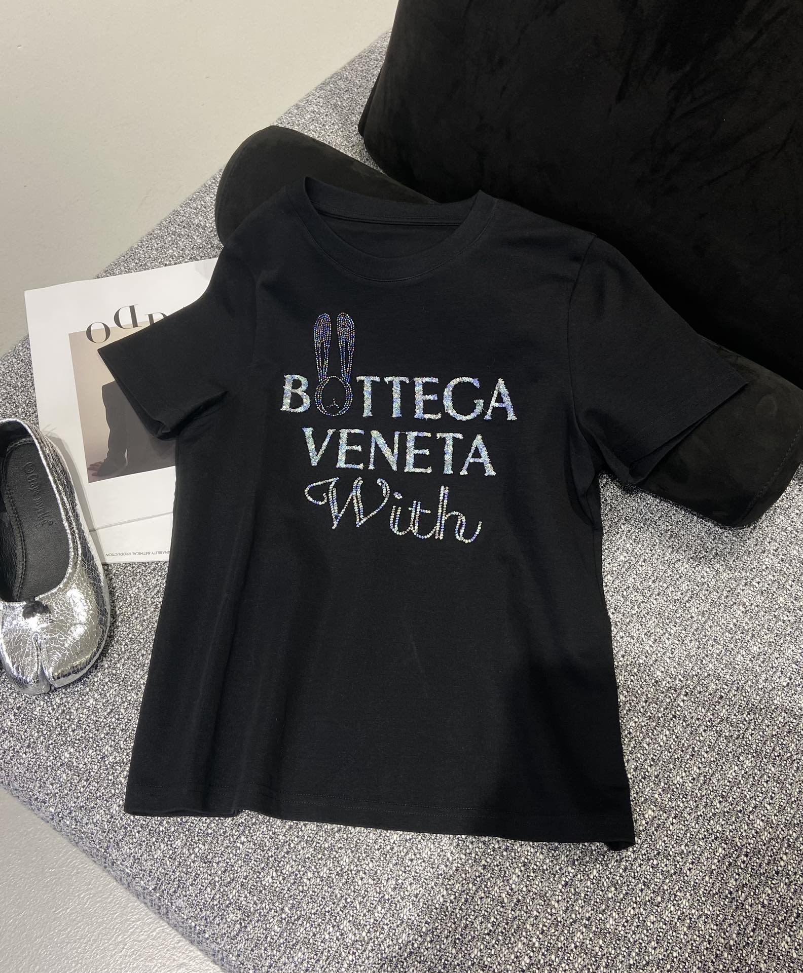 BV Rabbit Nail T-shirt: Stylish and Luxurious Female Suit Update with Rabbit Elements - 图片 2