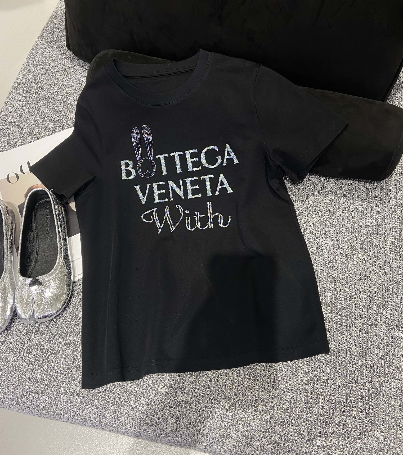 BV Rabbit Nail T-shirt: Stylish and Luxurious Female Suit Update with Rabbit Elements