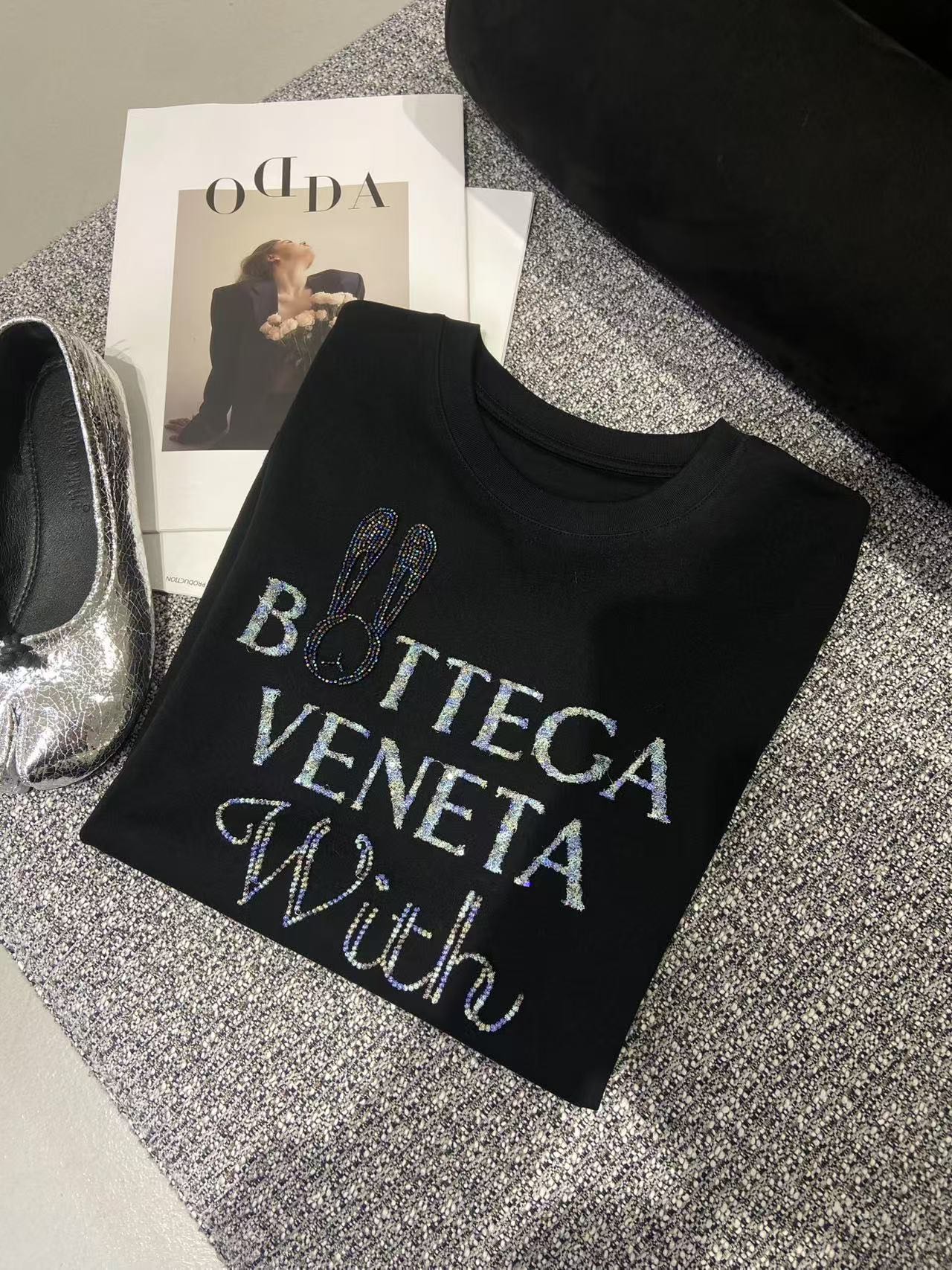 BV Rabbit Nail T-shirt: Stylish and Luxurious Female Suit Update with Rabbit Elements - 图片 3
