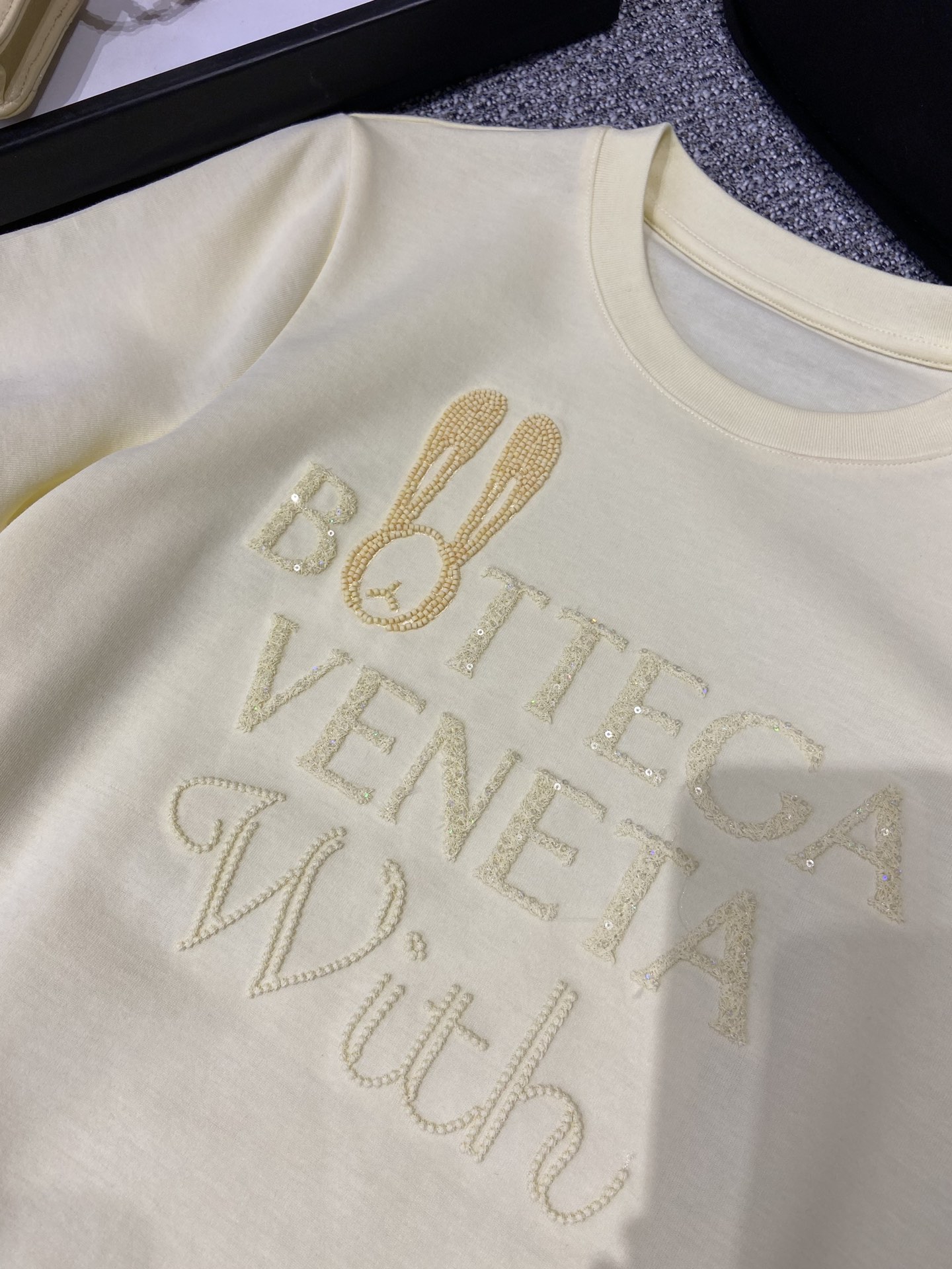 BV Rabbit Nail T-shirt: Stylish Update for Spring and Summer - 图片 4