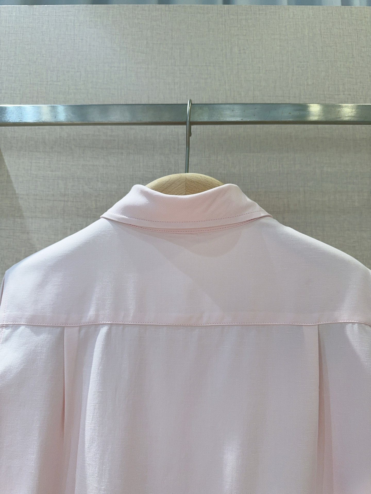 “New Loro Piana Women’s Pink Suit Set: Long-Sleeved Shirt & Semi-Skirt Combos – Silk Fabric, Classic Design” - 图片 5