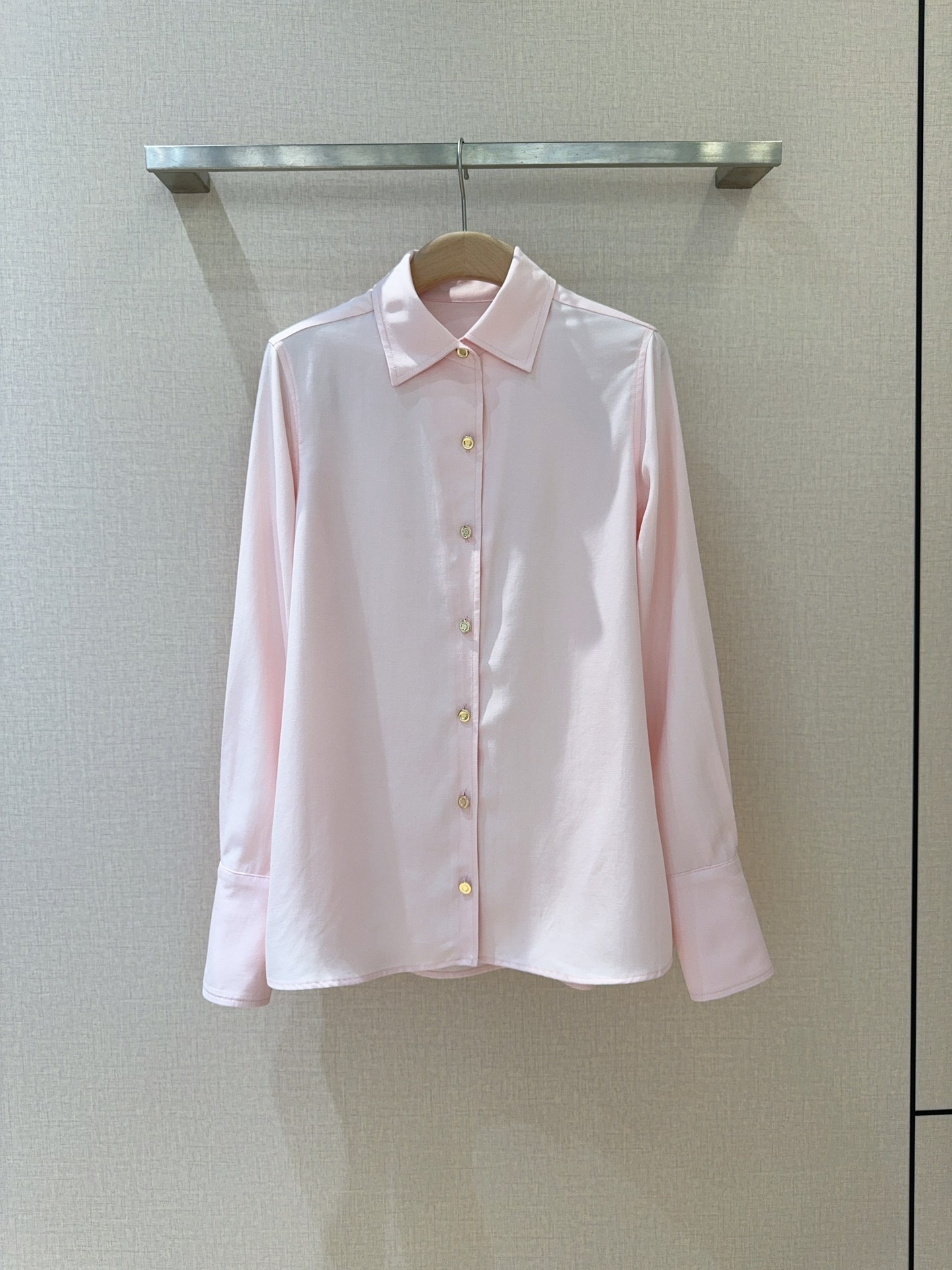 “New Loro Piana Women’s Pink Suit Set: Long-Sleeved Shirt & Semi-Skirt Combos – Silk Fabric, Classic Design” - 图片 1