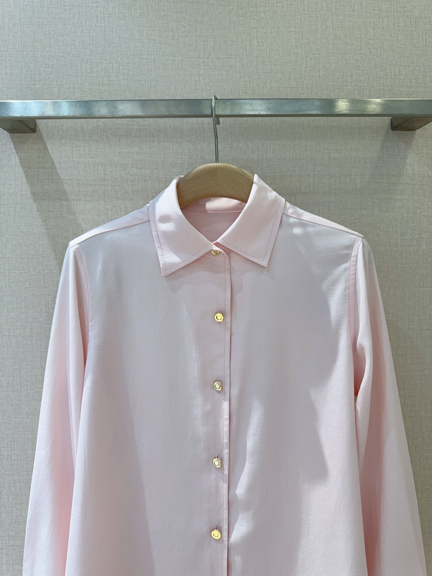 “New Loro Piana Women’s Pink Suit Set: Long-Sleeved Shirt & Semi-Skirt Combos – Silk Fabric, Classic Design” - 图片 2