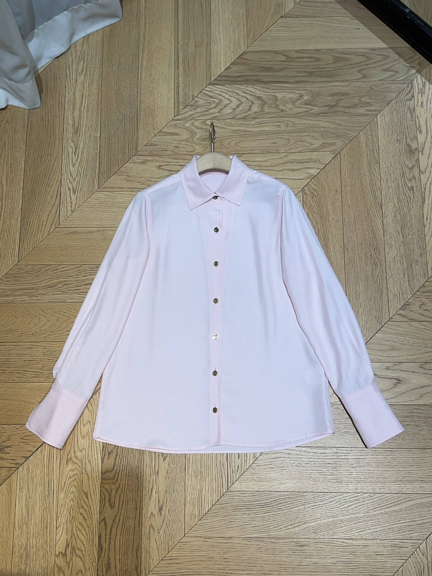 “New Loro Piana Women’s Pink Suit Set: Long-Sleeved Shirt & Semi-Skirt Combos – Silk Fabric, Classic Design” - 图片 8