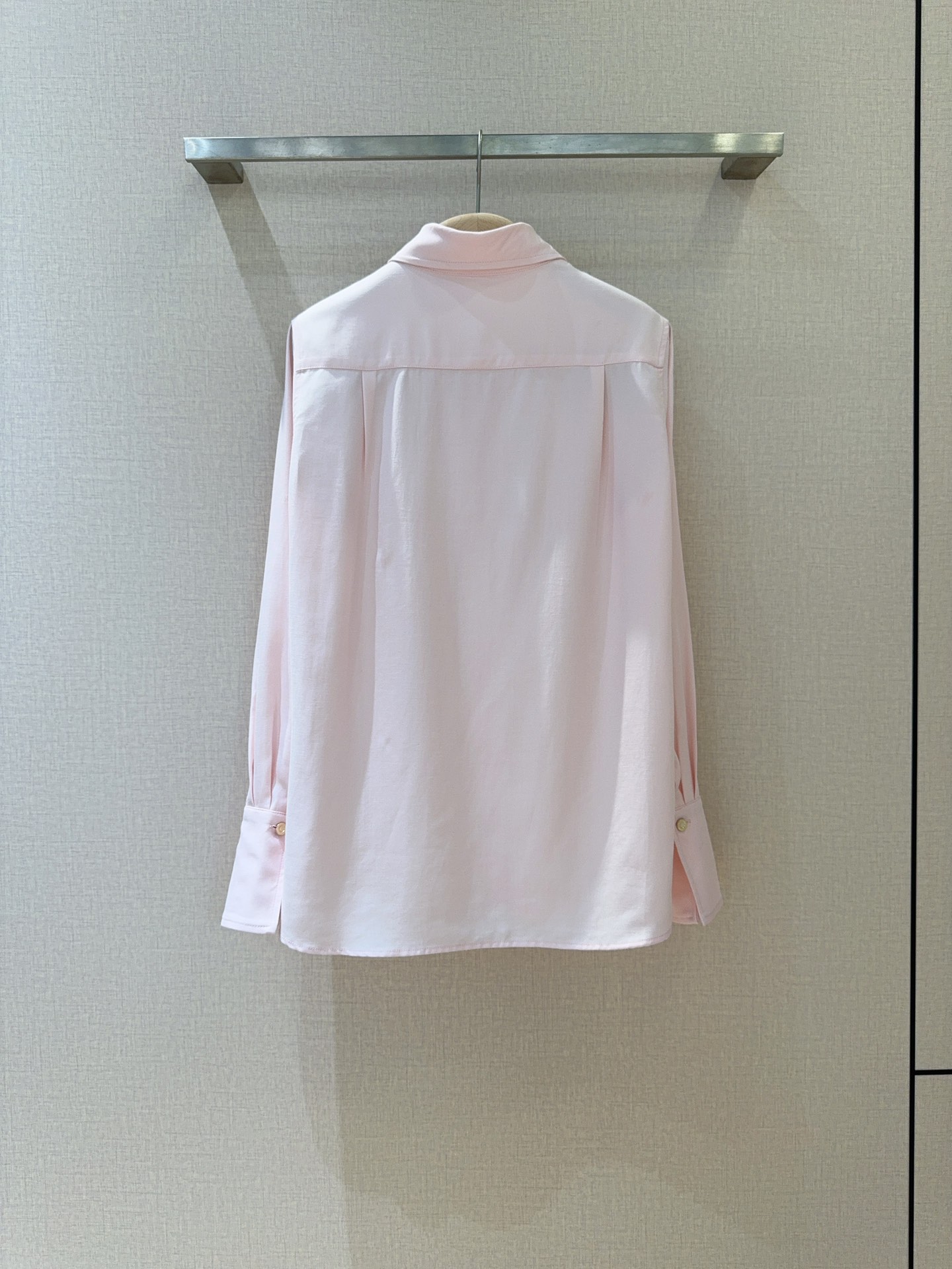 “New Loro Piana Women’s Pink Suit Set: Long-Sleeved Shirt & Semi-Skirt Combos – Silk Fabric, Classic Design” - 图片 4