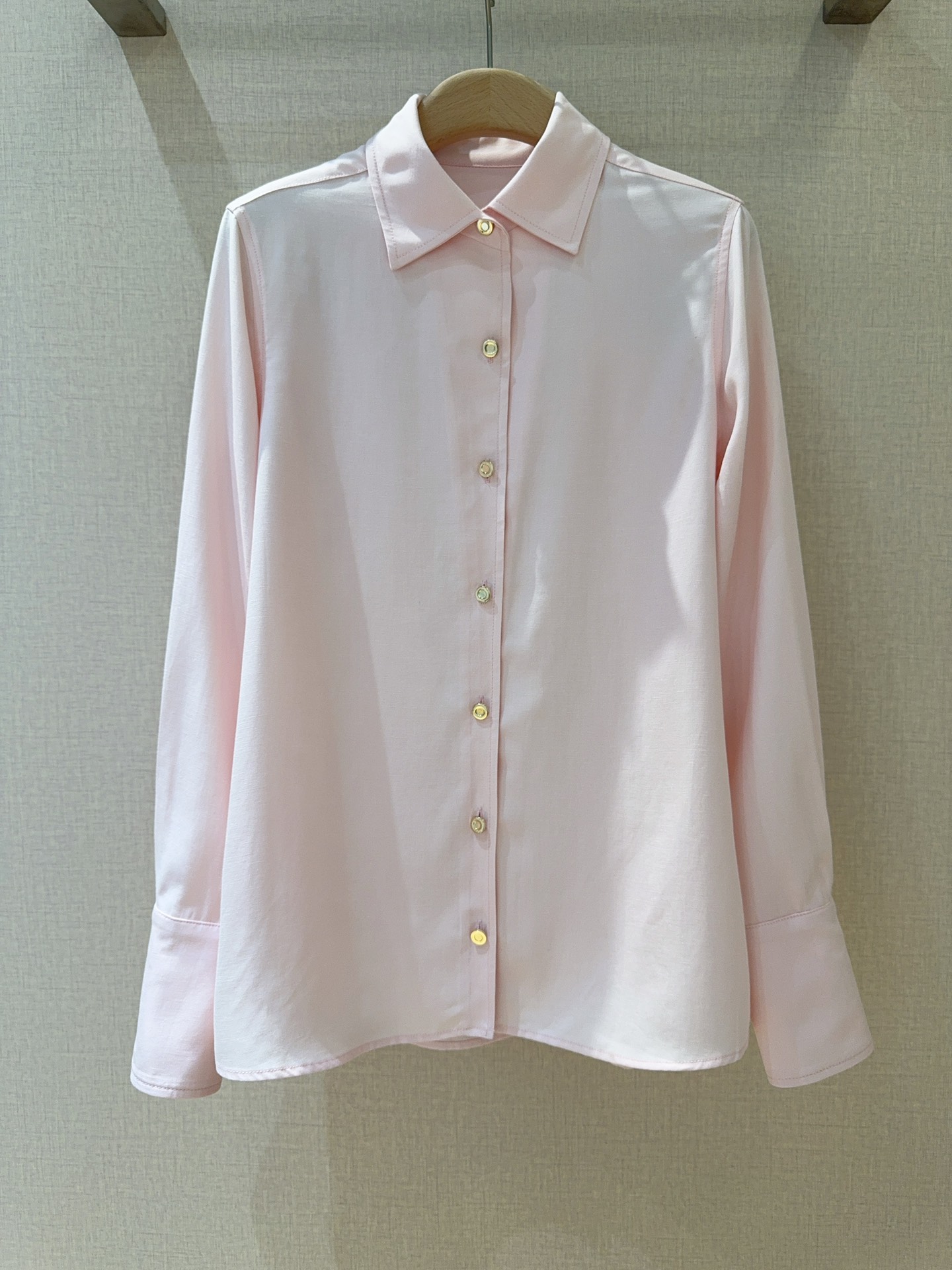 “New Loro Piana Women’s Pink Suit Set: Long-Sleeved Shirt & Semi-Skirt Combos – Silk Fabric, Classic Design” - 图片 3
