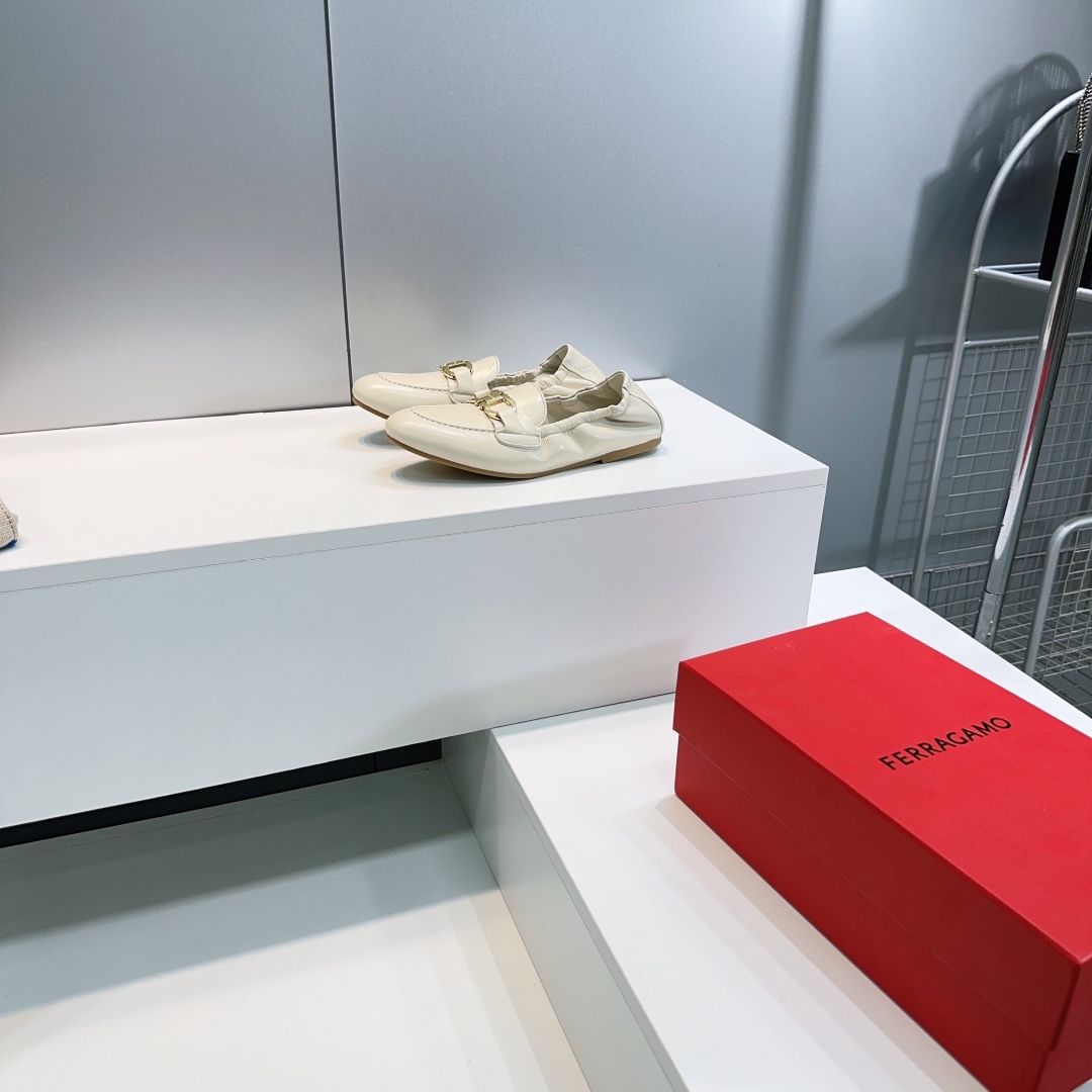 NO:467181,High quality!  Top quality original single channel!  FERRAGAMO 25 spring and summer new rear elastic ballet dance shoes single shoes!  Classic hardware buckle decoration!  Elegant and elegant, a must-have dance shoes for spring and summer. The leather is very soft and skin-friendly. Dancing shoes that combine beauty and are very versatile. They don’t wear them. They will definitely not lose money when you buy them!  The upper is made of original lambskin, inner footbed sheepskin, original open mold rubber sole, light and comfortable, size: 35-40 (40, fixed, no return or replacement) with original packaging, single shoes, ferragamo, ferragamo, sheepskin19860909高品质！顶级品质原单渠道！ FERRAGAMO菲拉格慕25春夏新款后松紧芭蕾舞跳舞鞋单鞋！ 经典五金扣饰！优雅大气 春夏必入的一款跳舞鞋 皮料非常柔软亲肤 集美感与于一体的跳舞鞋,非常百搭,穿着不累脚 绝对入手不亏的一双！ 鞋面采用原版小羊皮 内里垫脚绵羊皮 原版开模橡胶大底 轻便舒适 码数:35-40（40 定不退不换） 配原版包装,单鞋,ferragamo,ferragamo,sheepskin,Women's Shoes