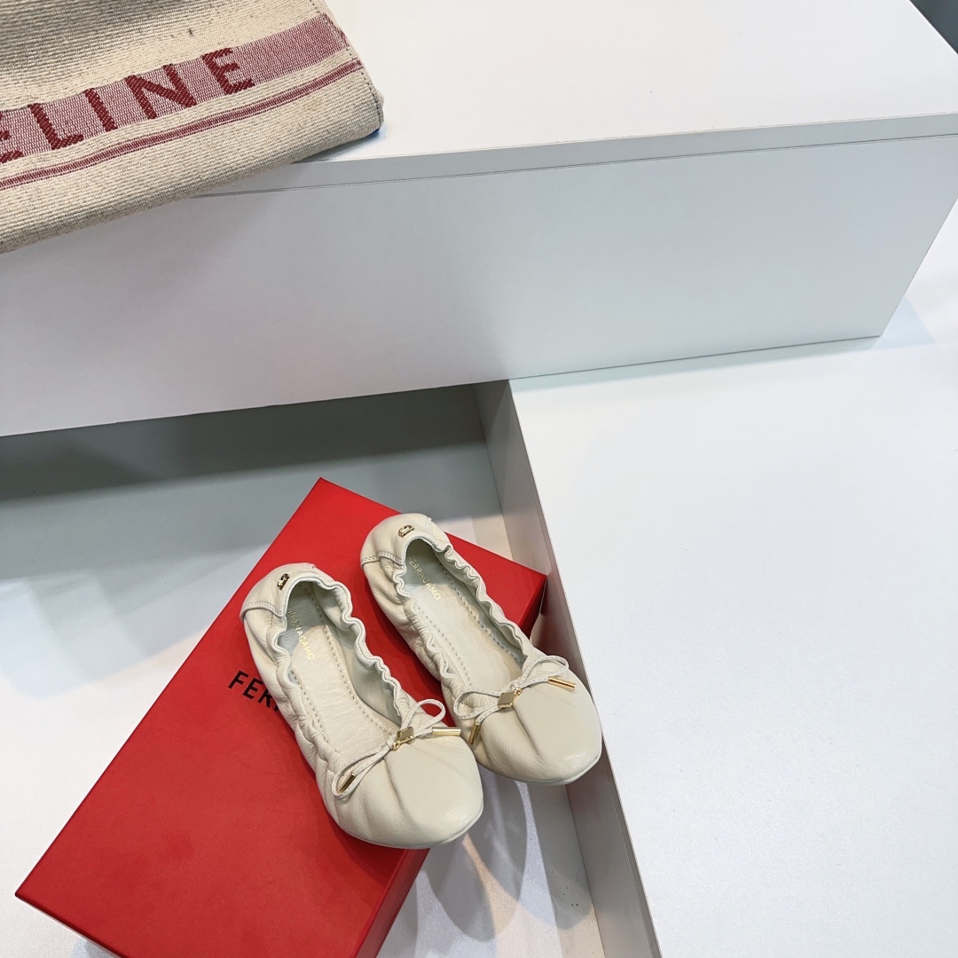 NO:467183,High quality!  Top quality original single channel!  FERRAGAMO Ferraga 25 spring and summer new style with bows and rear elastic ballet dance shoes single shoes!  Super easy-to-wear egg roll shoes grandma shoes!  Classic hardware buckle decoration!  Elegant and elegant, a must-have dance shoes for spring and summer. The leather is very soft and skin-friendly. Dancing shoes that combine beauty and are very versatile. They don’t wear them. They will definitely not lose money when you buy them!  The upper is made of original lambskin, inner footbed sheepskin, original open mold rubber sole, light and comfortable, size: 35-40 (40, fixed, no return or replacement) with original packaging, single shoes, ferragamo, sheepskin19860909高品质！顶级品质原单渠道！ FERRAGAMO菲拉格幕25春夏新款蝴蝶结后松紧芭蕾舞跳舞鞋单鞋！超级好穿的蛋卷鞋奶奶鞋！经典五金扣饰！优雅大气 春夏必入的一款跳舞鞋 皮料非常柔软亲肤 集美感与于一体的跳舞鞋,非常百搭,穿着不累脚 绝对入手不亏的一双！ 鞋面采用原版小羊皮 内里垫脚绵羊皮 原版开模橡胶大底 轻便舒适 码数:35-40（40 定不退不换） 配原版包装,单鞋,ferragamo,sheepskin,Women's Shoes