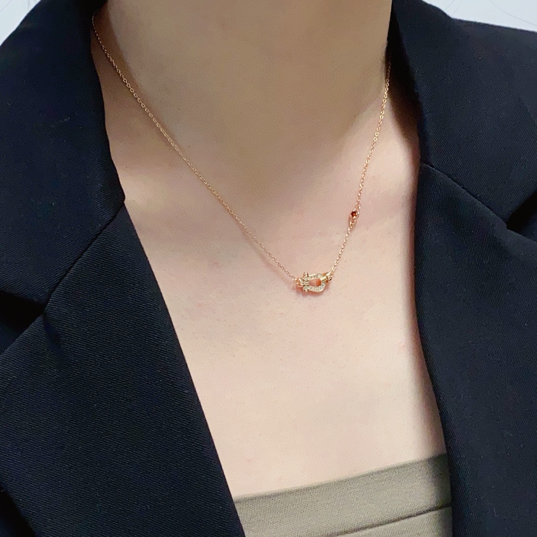 NO:109246,New product releases hot rose gold Fred Fred half full diamond small horseshoe buckle neutral high-quality small necklace brand fashion exquisite FORCE series necklace high-end customization ~ Yajin micro electroplating 18k gold craft Seiko horseshoe buckle necklace!  The upper body effect is very versatile. Internet celebrity experts. A must-have item for fashion. Rose gold buckles for men and women. Couple styles, jewelry quality, necklace19860909新品发布火爆玫瑰金费雷德 Fred斐登半满钻小马蹄扣中性款高品质小项链大牌 时尚 精致FORCE 系列项链高端定制～亚金微电镀18k金工艺 精工马蹄扣头项链！上身效果非常百搭 网红达人 时尚一族必备单品 玫瑰金扣头男女同款情侣款,饰品精品,necklace,Jewelry