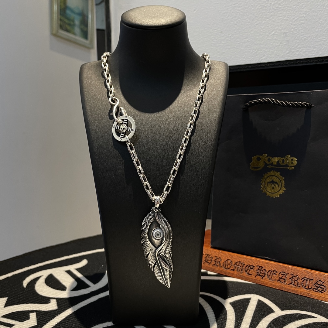 NO:108780,[New Products are on the Shelves] Goro’s Takahashi Goro Eagle Eye Feather Pendant, Takahashi Classic Letter Necklace, Top Version, Accepted Exclusive Shooting, Focus on the High-end Market, Kuaishou/ins/Xiaohongshu popular models, absolutely different from ordinary versions!  The details of the picture product are consistent with ZP!  Original production process, precision quality, purely handmade, authentic model opening, fashion essentials, both men and women can wear, same couple style, rock punk silver style, retro elements, trendy and versatile, same style on the official website, fine jewelry, necklace19860909批【新品上架】Goro’s高桥吾郎鹰眼羽毛吊坠,高桥经典字母项链,顶级版本,认准独家拍摄,主攻高端市场 ,快手/ins/小红书热门款,绝对区别普通版本！图片产品细节与ZP一致！原版制作工艺 精工品质 纯手工打造 ～正品开模潮流时尚必备 男女均可佩戴 情侣款同款 摇滚朋克泰银风格 复古元素 潮流百搭 官网同款,饰品精品,necklace,Jewelry
