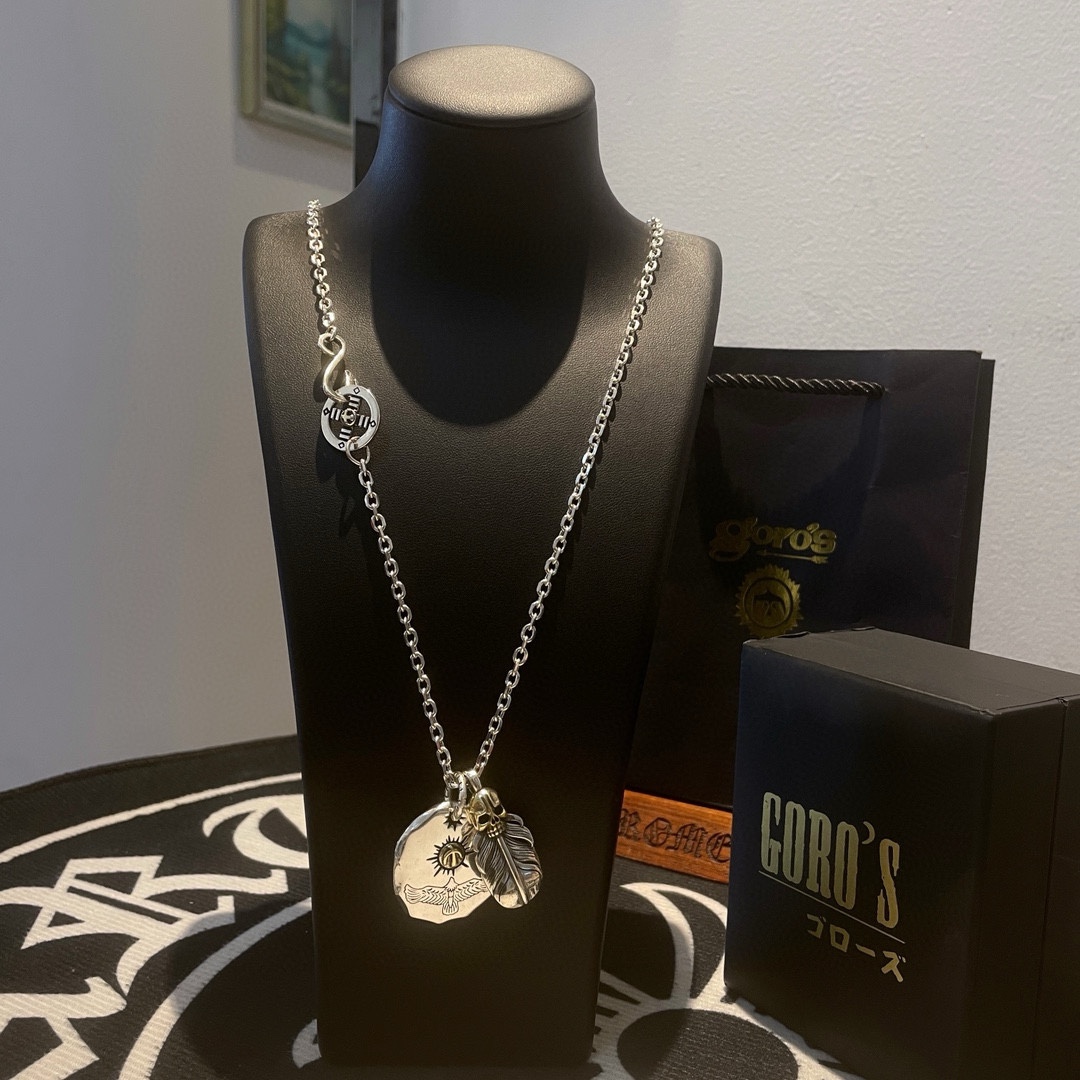 NO:108766,[New Products are on the Shelves] Goro’s Takahashi Goro Silver Cake Skull Feather Pendant, Takahashi Classic Necklace, Top Version, Accepted Exclusive Shooting, Focus on the High-end Market, Kuaishou/ins/Xiaohongshu Hot Style, absolutely different from the ordinary version!  The details of the picture product are consistent with ZP!  Original production process, precision quality, purely handmade, authentic model opening, fashion essentials, both men and women can wear, same couple style, rock punk silver style, retro elements, trendy and versatile, same style on the official website, fine jewelry, necklace19860909批【新品上架】Goro’s高桥吾郎银饼骷髅头羽毛吊坠,高桥经典项链,顶级版本,认准独家拍摄,主攻高端市场 ,快手/ins/小红书热门款,绝对区别普通版本！图片产品细节与ZP一致！原版制作工艺 精工品质 纯手工打造 ～正品开模潮流时尚必备 男女均可佩戴 情侣款同款 摇滚朋克泰银风格 复古元素 潮流百搭 官网同款,饰品精品,necklace,Jewelry