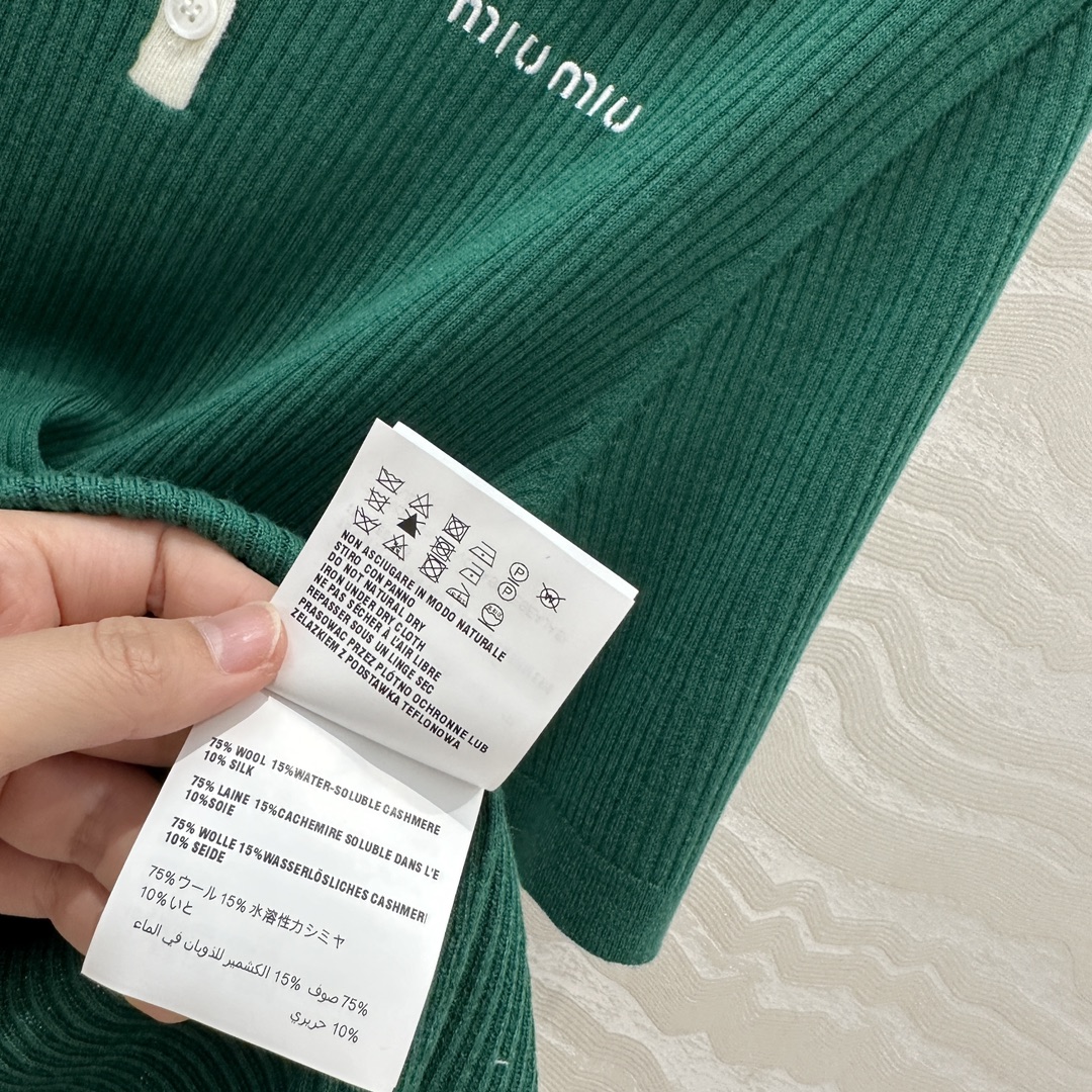 爆单推荐❤️原单品质miu系少女穿搭，时髦尖子生减龄polo领针织短袖毛衣！10针进口75羊毛桑丝羊绒纱