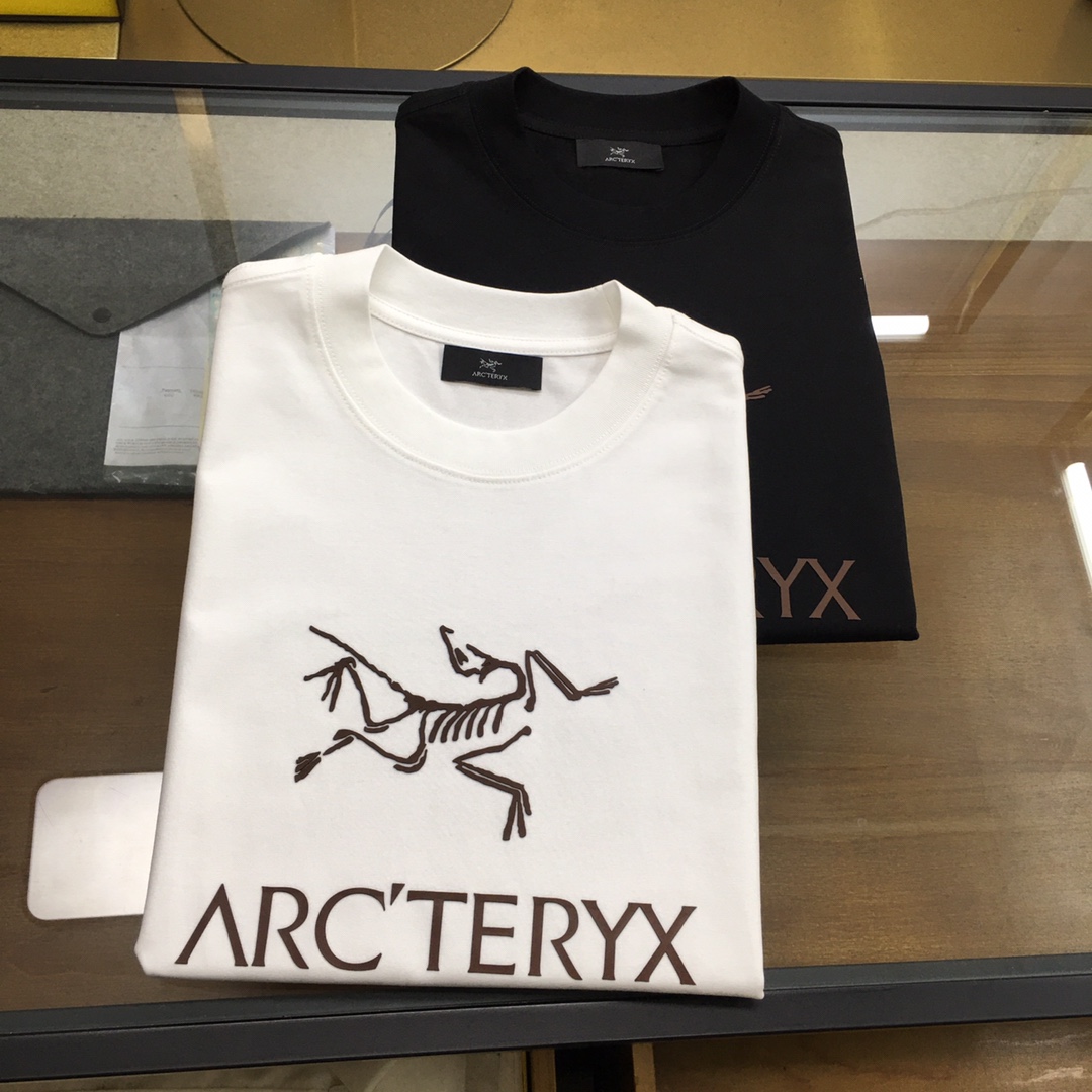 NO:433411,New trendy brand '...' 2025 new trendy brand short-sleeved T-shirt (slightly wide in style) The darling of the Italian fashion industry!  Men's short sleeves!  While the materials are exquisite, the overall design is quite fashionable. Today I recommend his versatile and classic styles. The logo design on the chest brand is printed and designed with vivid personality!  The fabric is made of customer-supplied fixed-woven Gaoke Re-English Long-Wire Cotton, and the high-quality Long-Wire Cotton raw materials are selected!  It has a smooth and smooth feel on the skin, and the upper body is crisp and stylish!  Comfort and breathability are perfect!  All fabrics are excellent!  M-4XL, T-shirt,tees,t-shirt,alexander wang19860909新品潮牌 《...》 2025新款潮牌短袖T恤（版型微阔）意大利时尚界的宠儿！ 男士短袖！材质用料讲究的同时 整体的设计颇具时尚感 今天推荐他家百搭经典款 胸前品牌logo设计 采用印花设计 个性生动！面料采用客供定织高克重新疆长绒棉,甄选上等长绒棉花原料！亲肤挺滑手感,上身挺括有型！舒适性与透气性完美兼备！面料皆为上乘！M-4XL,,T-shirt,tees，t-shirt,alexander wang,Men's clothing