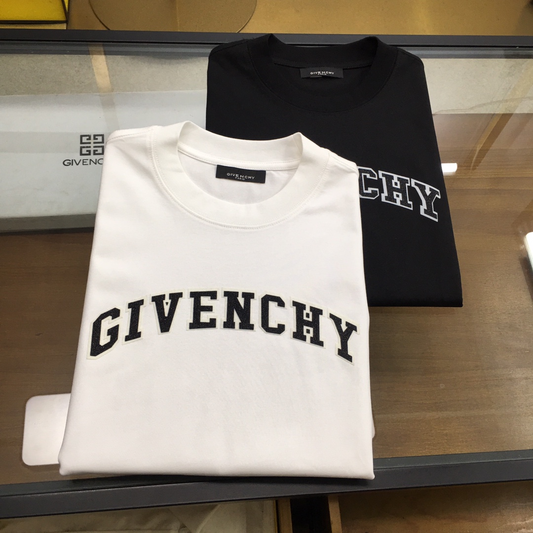 NO:433400,New trendy brand 'GVC...' 2025 new trendy brand short-sleeved T-shirt (slightly wide in style) The darling of the Italian fashion industry!  Men's short sleeves!  While the materials are exquisite, the overall design is quite fashionable. Today I recommend his versatile and classic styles. The logo design on the chest brand is printed and designed with vivid personality!  The fabric is made of customer-supplied fixed-woven Gaoke Re-English Long-Wire Cotton, and the high-quality Long-Wire Cotton raw materials are selected!  It has a smooth and smooth feel on the skin, and the upper body is crisp and stylish!  Comfort and breathability are perfect!  All fabrics are excellent!  M-4XL, T-shirt,tees,t-shirt,alexander wang19860909新品潮牌 《GVC...》 2025新款潮牌短袖T恤（版型微阔）意大利时尚界的宠儿！ 男士短袖！材质用料讲究的同时 整体的设计颇具时尚感 今天推荐他家百搭经典款 胸前品牌logo设计 采用印花设计 个性生动！面料采用客供定织高克重新疆长绒棉,甄选上等长绒棉花原料！亲肤挺滑手感,上身挺括有型！舒适性与透气性完美兼备！面料皆为上乘！M-4XL,,T-shirt,tees，t-shirt,alexander wang,Men's clothing