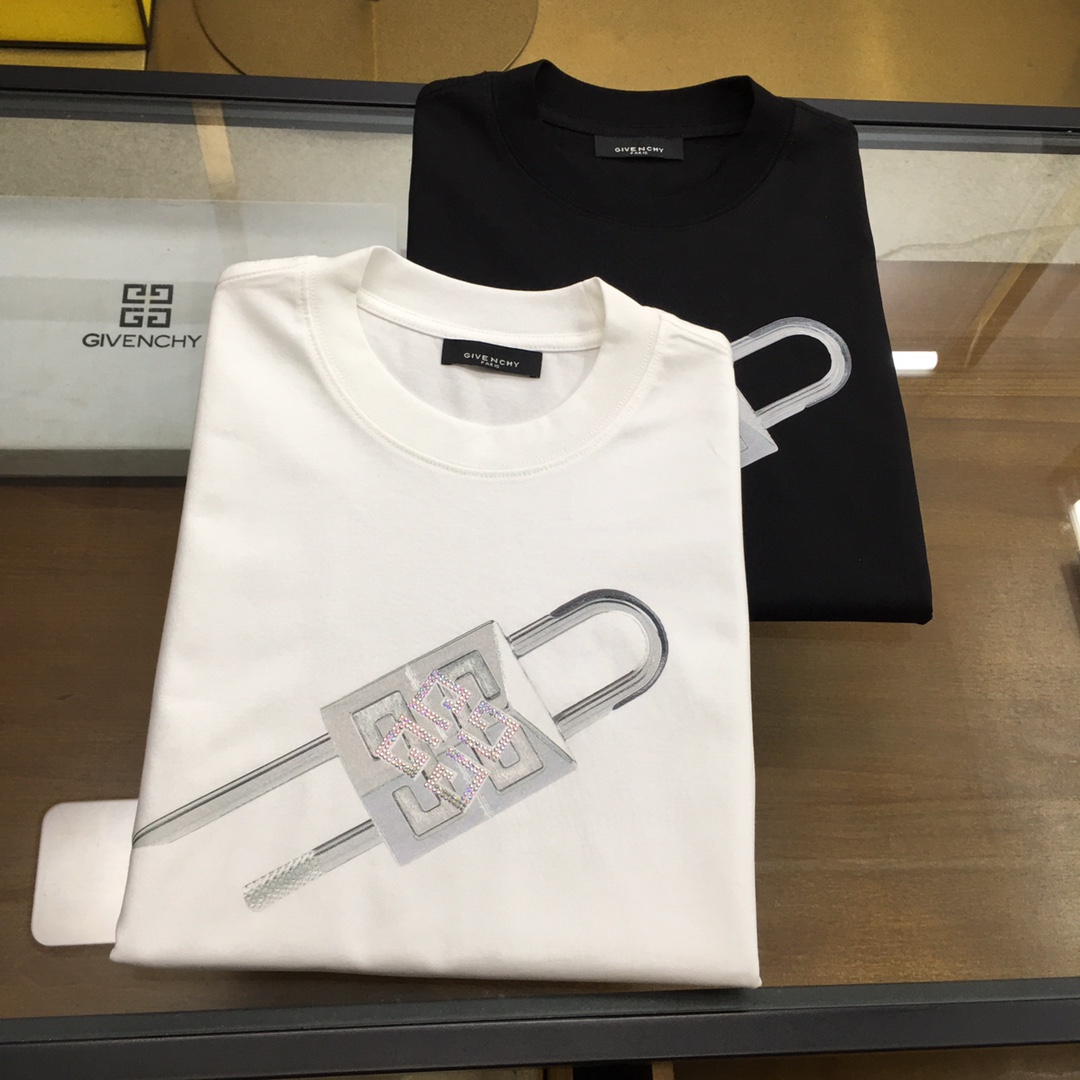 NO:440292,New trendy brand 'GVC...' New trendy brand short-sleeved T-shirt (slightly wide-sleeved version) The darling of the Italian fashion industry!  Men's short sleeves!  While the materials are exquisite, the overall design is quite fashionable. Today I recommend his versatile and classic styles. The logo design on the chest brand is printed and designed with vivid personality!  The fabric is made of customer-supplied fixed-woven Gaoke Re-English Long-Wire Cotton, and the high-quality Long-Wire Cotton raw materials are selected!  It has a smooth and smooth feel on the skin, and the upper body is crisp and stylish!  Comfort and breathability are perfect!  All fabrics are excellent!  M-4XL, T-shirt,tees,t-shirt,alexander wang19860909新品潮牌 《GVC...》 新款潮牌短袖T恤（版型微阔）意大利时尚界的宠儿！ 男士短袖！材质用料讲究的同时 整体的设计颇具时尚感 今天推荐他家百搭经典款 胸前品牌logo设计 采用印花设计 个性生动！面料采用客供定织高克重新疆长绒棉,甄选上等长绒棉花原料！亲肤挺滑手感,上身挺括有型！舒适性与透气性完美兼备！面料皆为上乘！M-4XL,,T-shirt,tees，t-shirt,alexander wang,Men's clothing