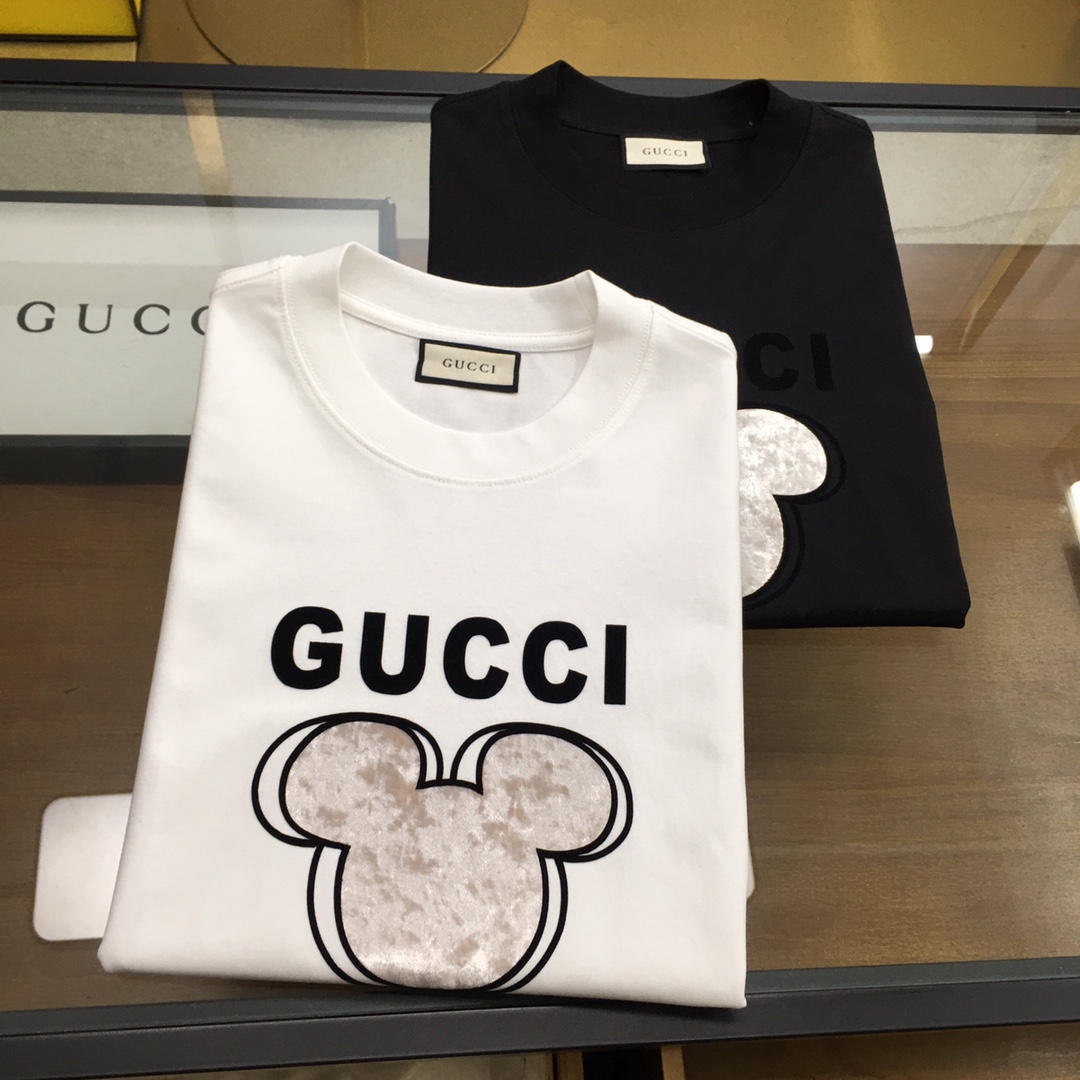 NO:440300,New trendy brand 'Gu.ci...' New trendy brand short-sleeved T-shirt (slightly wide-sleeved version) The darling of the Italian fashion industry!  Men's short sleeves!  While the materials are exquisite, the overall design is quite fashionable. Today I recommend his versatile and classic styles. The logo design on the chest brand is printed and designed with vivid personality!  The fabric is made of customer-supplied fixed-woven Gaoke Re-English Long-Wire Cotton, and the high-quality Long-Wire Cotton raw materials are selected!  It has a smooth and smooth feel on the skin, and the upper body is crisp and stylish!  Comfort and breathability are perfect!  All fabrics are excellent!  M-4XL, T-shirt,tees,t-shirt,alexander wang19860909新品潮牌 《Gu.ci...》 新款潮牌短袖T恤（版型微阔）意大利时尚界的宠儿！ 男士短袖！材质用料讲究的同时 整体的设计颇具时尚感 今天推荐他家百搭经典款 胸前品牌logo设计 采用印花设计 个性生动！面料采用客供定织高克重新疆长绒棉,甄选上等长绒棉花原料！亲肤挺滑手感,上身挺括有型！舒适性与透气性完美兼备！面料皆为上乘！M-4XL,,T-shirt,tees，t-shirt,alexander wang,Men's clothing