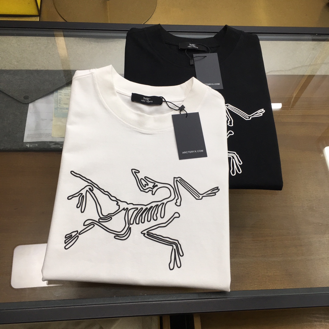 NO:433416,New trendy brand '...' 2025 new trendy brand short-sleeved T-shirt (slightly wide in style) The darling of the Italian fashion industry!  Men's short sleeves!  While the materials are exquisite, the overall design is quite fashionable. Today I recommend his versatile and classic styles. The logo design on the chest brand is printed and designed with vivid personality!  The fabric is made of customer-supplied fixed-woven Gaoke Re-English Long-Wire Cotton, and the high-quality Long-Wire Cotton raw materials are selected!  It has a smooth and smooth feel on the skin, and the upper body is crisp and stylish!  Comfort and breathability are perfect!  All fabrics are excellent!  S-3XL, T-shirt,tees,t-shirt,alexander wang19860909新品潮牌 《...》 2025新款潮牌短袖T恤（版型微阔）意大利时尚界的宠儿！ 男士短袖！材质用料讲究的同时 整体的设计颇具时尚感 今天推荐他家百搭经典款 胸前品牌logo设计 采用印花设计 个性生动！面料采用客供定织高克重新疆长绒棉,甄选上等长绒棉花原料！亲肤挺滑手感,上身挺括有型！舒适性与透气性完美兼备！面料皆为上乘！S-3XL,,T-shirt,tees，t-shirt,alexander wang,Men's clothing