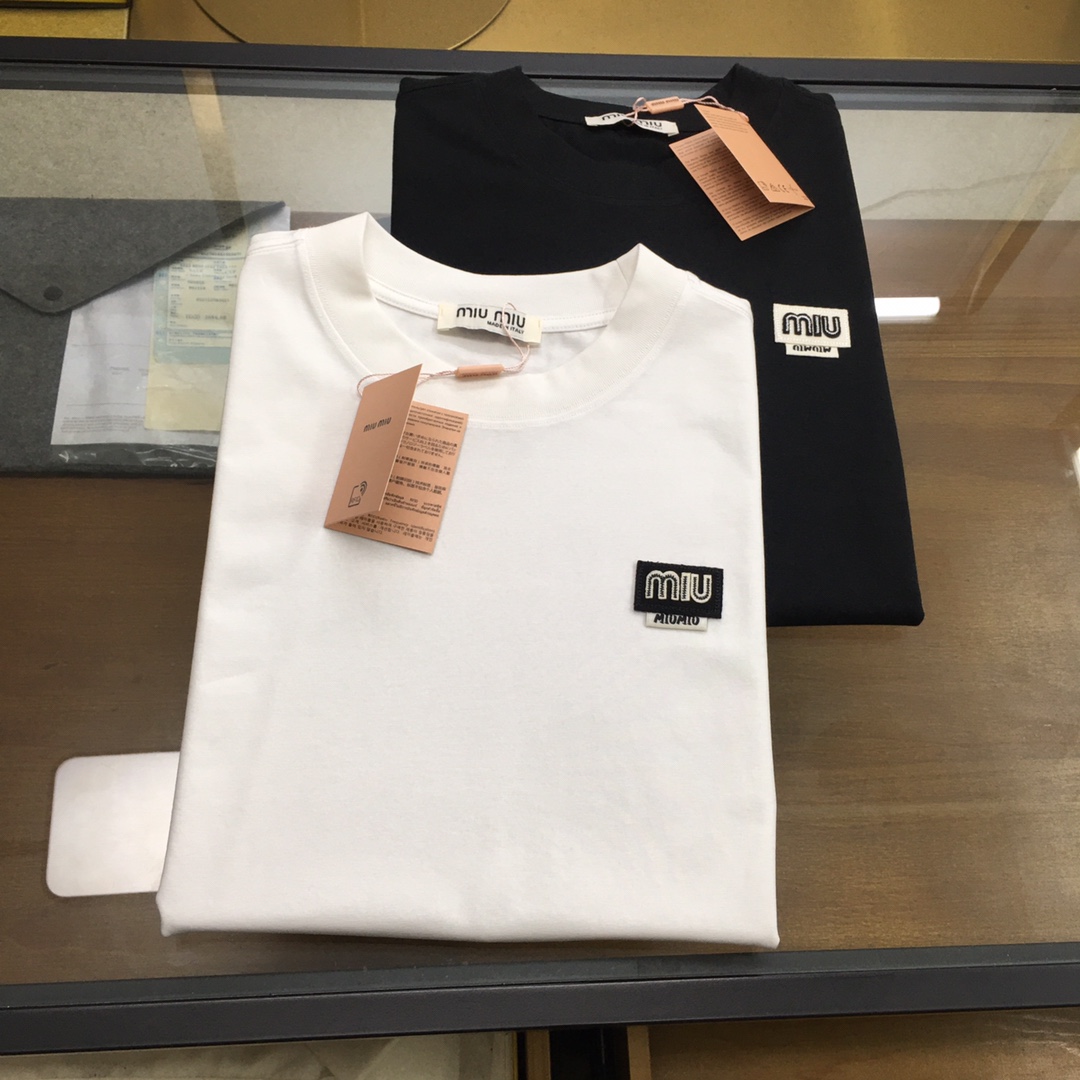 NO:433422,New trendy brand 'miu...' 2025 new trendy brand short-sleeved T-shirt (slightly wide in style) The darling of the Italian fashion industry!  Men's short sleeves!  While the materials are exquisite, the overall design is quite fashionable. Today I recommend his versatile and classic styles. The logo design on the chest brand is printed and designed with vivid personality!  The fabric is made of customer-supplied fixed-woven Gaoke Re-English Long-Wire Cotton, and the high-quality Long-Wire Cotton raw materials are selected!  It has a smooth and smooth feel on the skin, and the upper body is crisp and stylish!  Comfort and breathability are perfect!  All fabrics are excellent!  S-3XL, miumiu, T-shirt,tees, t-shirt,alexander wang19860909新品潮牌 《miu...》 2025新款潮牌短袖T恤（版型微阔）意大利时尚界的宠儿！ 男士短袖！材质用料讲究的同时 整体的设计颇具时尚感 今天推荐他家百搭经典款 胸前品牌logo设计 采用印花设计 个性生动！面料采用客供定织高克重新疆长绒棉,甄选上等长绒棉花原料！亲肤挺滑手感,上身挺括有型！舒适性与透气性完美兼备！面料皆为上乘！S-3XL,,miumiu,T-shirt,tees，t-shirt,alexander wang,Men's clothing