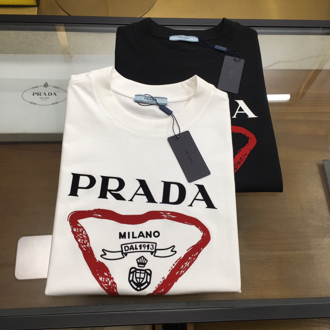 NO:433432,New trendy brand 'Prad...' 2025 new trendy brand short-sleeved T-shirt (slightly wide in style) The darling of the Italian fashion industry!  Men's short sleeves!  While the materials are exquisite, the overall design is quite fashionable. Today I recommend his versatile and classic styles. The logo design on the chest brand is printed and designed with vivid personality!  The fabric is made of customer-supplied fixed-woven Gaoke Re-English Long-Wire Cotton, and the high-quality Long-Wire Cotton raw materials are selected!  It has a smooth and smooth feel on the skin, and the upper body is crisp and stylish!  Comfort and breathability are perfect!  All fabrics are excellent!  S-3XL, prada, T-shirt,tees, t-shirt,alexander wang19860909新品潮牌 《Prad...》 2025新款潮牌短袖T恤（版型微阔）意大利时尚界的宠儿！ 男士短袖！材质用料讲究的同时 整体的设计颇具时尚感 今天推荐他家百搭经典款 胸前品牌logo设计 采用印花设计 个性生动！面料采用客供定织高克重新疆长绒棉,甄选上等长绒棉花原料！亲肤挺滑手感,上身挺括有型！舒适性与透气性完美兼备！面料皆为上乘！S-3XL,,prada,T-shirt,tees，t-shirt,alexander wang,Men's clothing
