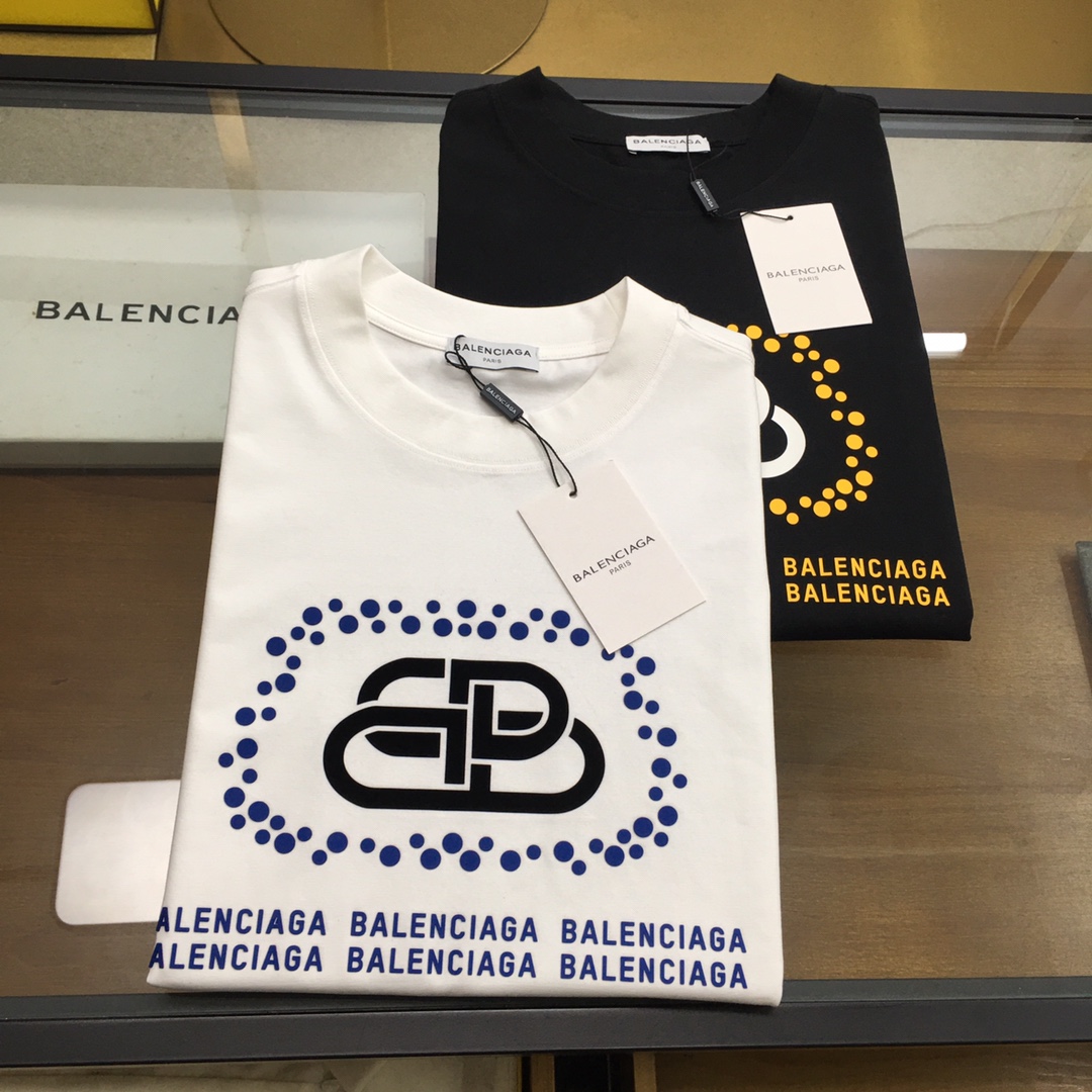 NO:433427,New trendy brand 'BLCA...' 2025 new trendy brand short-sleeved T-shirt (slightly wide in style) The darling of the Italian fashion industry!  Men's short sleeves!  While the materials are exquisite, the overall design is quite fashionable. Today I recommend his versatile and classic styles. The logo design on the chest brand is printed and designed with vivid personality!  The fabric is made of customer-supplied fixed-woven Gaoke Re-English Long-Wire Cotton, and the high-quality Long-Wire Cotton raw materials are selected!  It has a smooth and smooth feel on the skin, and the upper body is crisp and stylish!  Comfort and breathability are perfect!  All fabrics are excellent!  S-3XL, T-shirt,tees,t-shirt,alexander wang19860909新品潮牌 《BLCA...》 2025新款潮牌短袖T恤（版型微阔）意大利时尚界的宠儿！ 男士短袖！材质用料讲究的同时 整体的设计颇具时尚感 今天推荐他家百搭经典款 胸前品牌logo设计 采用印花设计 个性生动！面料采用客供定织高克重新疆长绒棉,甄选上等长绒棉花原料！亲肤挺滑手感,上身挺括有型！舒适性与透气性完美兼备！面料皆为上乘！S-3XL,,T-shirt,tees，t-shirt,alexander wang,Men's clothing