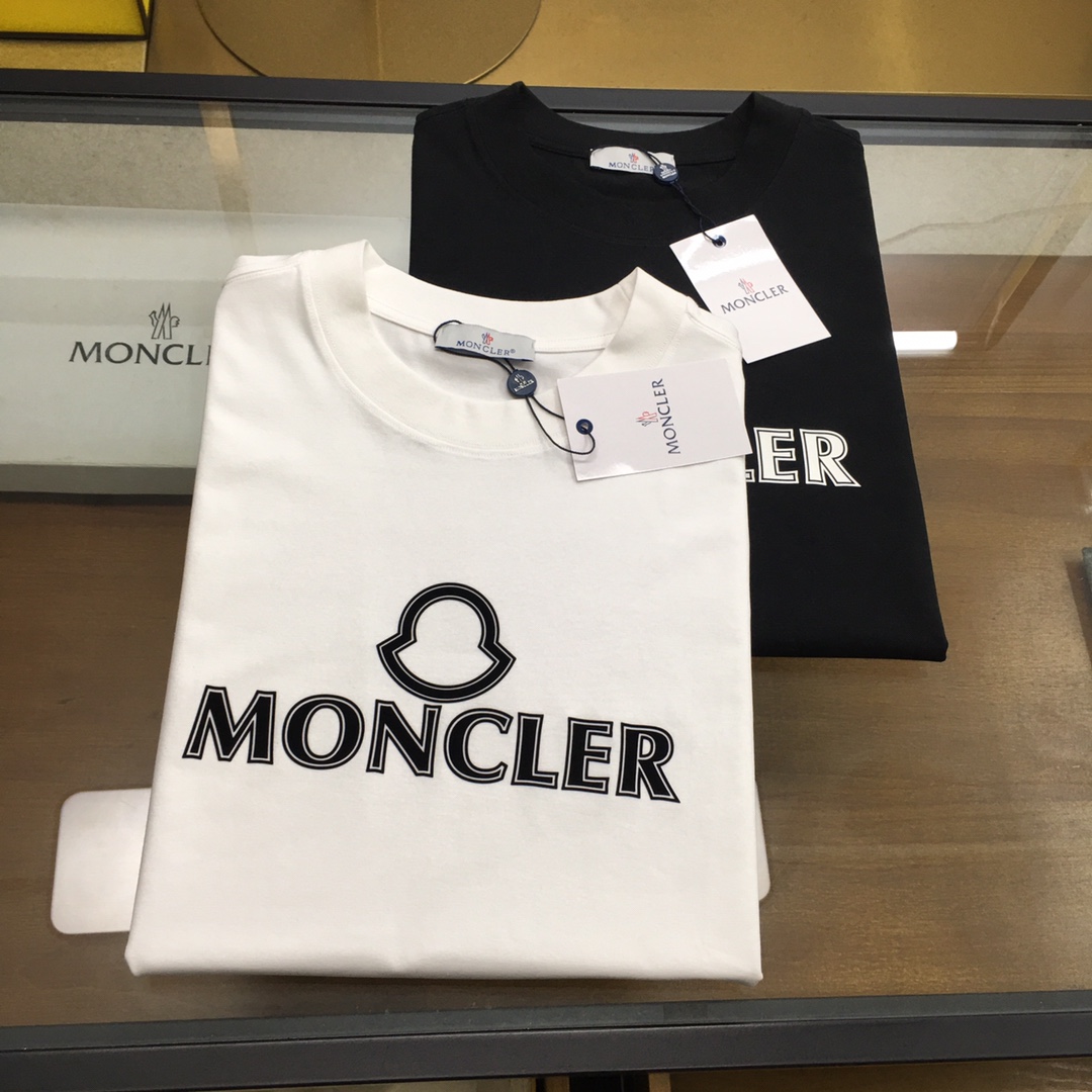 NO:433438,New trendy brand 'Moncle...' 2025 new trendy brand short-sleeved T-shirt (slightly wide in style) The darling of the Italian fashion industry!  Men's short sleeves!  While the materials are exquisite, the overall design is quite fashionable. Today I recommend his versatile and classic styles. The logo design on the chest brand is printed and designed with vivid personality!  The fabric is made of customer-supplied fixed-woven Gaoke Re-English Long-Wire Cotton, and the high-quality Long-Wire Cotton raw materials are selected!  It has a smooth and smooth feel on the skin, and the upper body is crisp and stylish!  Comfort and breathability are perfect!  All fabrics are excellent!  S-3XL, T-shirt,tees,t-shirt,alexander wang19860909新品潮牌 《Moncle...》 2025新款潮牌短袖T恤（版型微阔）意大利时尚界的宠儿！ 男士短袖！材质用料讲究的同时 整体的设计颇具时尚感 今天推荐他家百搭经典款 胸前品牌logo设计 采用印花设计 个性生动！面料采用客供定织高克重新疆长绒棉,甄选上等长绒棉花原料！亲肤挺滑手感,上身挺括有型！舒适性与透气性完美兼备！面料皆为上乘！S-3XL,,T-shirt,tees，t-shirt,alexander wang,Men's clothing