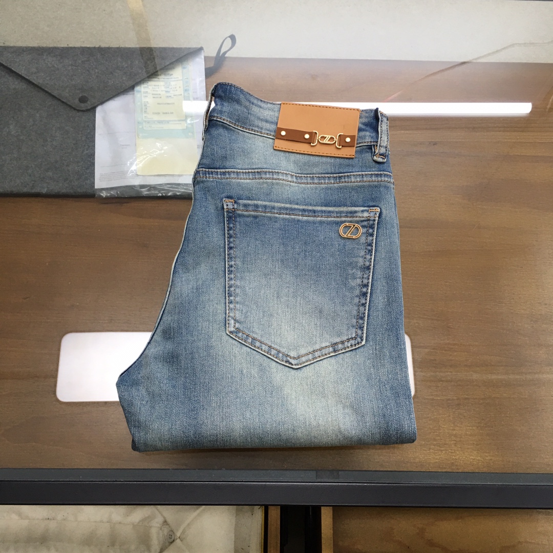 NO:433396,New product [Zegn...] 2025 spring and summer new style new men's jeans!  Trade-level OEM products are extremely rare. The exquisite and exquisite production process has reached the ultimate effect. Classic styles, original color cotton materials, and classic plain woven twill denim surfaces are woven by old-fashioned woven technology. They are soft, delicate, comfortable and breathable, and the original hardware accessories are washed with first-class texture!  Size 29-38,3537, jeans,alexander wang19860909新品【Zegn...】 2025春夏新款 新款男士牛仔裤！ 贸易级别的代工品,数量极其稀少.精良精细的制作工艺程度已经达到极致效果.经典绝伦的款式,原色棉料,经典的平织斜纹牛仔布面经由老式梭织工艺机织.柔软细腻舒适透气,原版五金配件水洗,质感一流！尺码29-38,3537,,jeans,alexander wang,Men's clothing