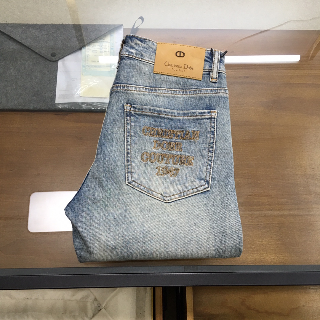 NO:433390,New product [Dio..r] 2025 spring and summer new style new men's jeans!  Trade-level OEM products are extremely rare. The exquisite and exquisite production process has reached the ultimate effect. Classic styles, original color cotton materials, and classic plain woven twill denim surfaces are woven by old-fashioned woven technology. They are soft, delicate, comfortable and breathable, and the original hardware accessories are washed with first-class texture!  Size 29-38,3537,dior,jeans,alexander wang19860909新品【Dio..r】 2025春夏新款 新款男士牛仔裤！ 贸易级别的代工品,数量极其稀少.精良精细的制作工艺程度已经达到极致效果.经典绝伦的款式,原色棉料,经典的平织斜纹牛仔布面经由老式梭织工艺机织.柔软细腻舒适透气,原版五金配件水洗,质感一流！尺码29-38,3537,,dior,jeans,alexander wang,Men's clothing