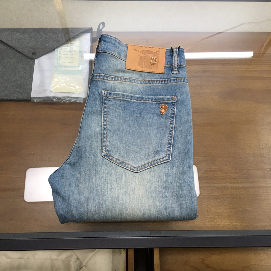 NO:433393,New product [Burbe..y] 2025 spring and summer new style new men's jeans!  Trade-level OEM products are extremely rare. The exquisite and exquisite production process has reached the ultimate effect. Classic styles, original color cotton materials, and classic plain woven twill denim surfaces are woven by old-fashioned woven technology. They are soft, delicate, comfortable and breathable, and the original hardware accessories are washed with first-class texture!  Size 29-38,3537, Burberry, jeans, alexander wang19860909新品【Burbe..y】 2025春夏新款 新款男士牛仔裤！ 贸易级别的代工品,数量极其稀少.精良精细的制作工艺程度已经达到极致效果.经典绝伦的款式,原色棉料,经典的平织斜纹牛仔布面经由老式梭织工艺机织.柔软细腻舒适透气,原版五金配件水洗,质感一流！尺码29-38,3537,,burberry,jeans,alexander wang,Men's clothing