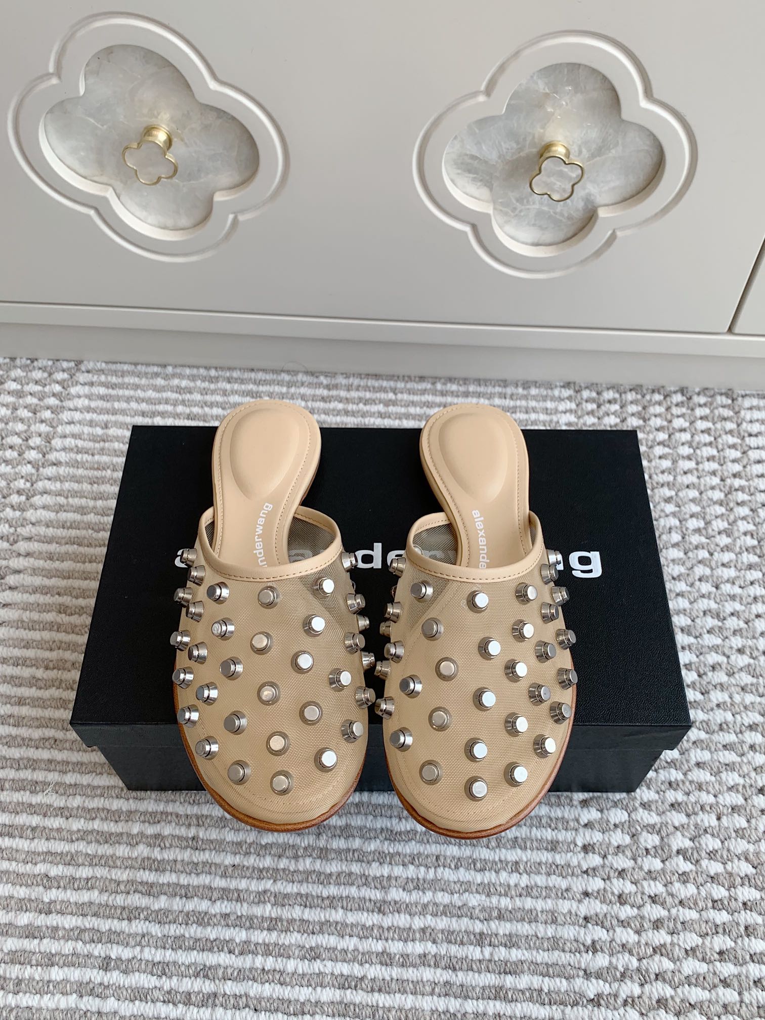NO:414270,Purchase grade Alexande* Wang 25ss rivets/diamond mesh muller bag-toe slippers Personalized lady style Super textured Love this style is simple and fashionable and comfortable to wear. An indispensable model in summer presents a brand new iconic outline. This shoe is made of soft leather, hollow heel with hardware logo, upper cowhide/original mold opening button nails, inner sheepskin sole Italian leather outsole Size35-40, slippers, alexander wang, slippers, cowhide, sheepskin, Leather soles19860909批 代购级Alexande* Wang 大王·25ss 铆钉/钻面网面穆勒包头拖鞋 个性御姐风 超有质感 爱了爱了 该款设计简约上脚时尚舒服 夏季不可缺少的一款大王呈现焕然一新的标志性轮廓. 这款鞋履由柔软皮制成镂空鞋跟搭配五金件徽标 鞋面牛皮/原版开模钮钉 内里羊皮里鞋底意大利真皮大底 Size35-40,拖鞋,alexander wang,slippers,cowhide,sheepskin,Leather soles,Women's Shoes