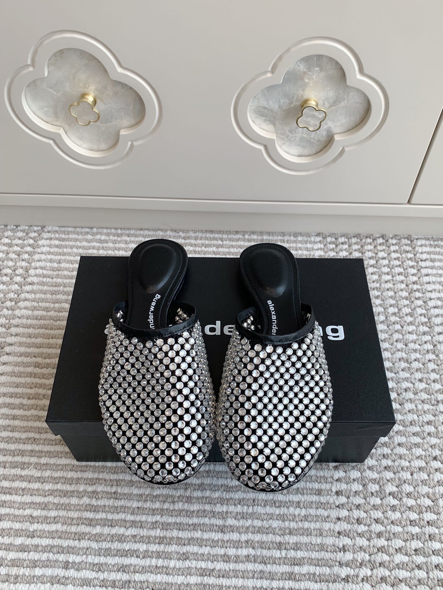 NO:414286,Purchase grade Alexande* Wang 25ss rivets/diamond mesh muller bag-toe slippers Personalized lady style Super textured Love this style is simple and fashionable and comfortable to wear. An indispensable model in summer presents a brand new iconic outline. This shoe is made of soft leather, hollow heel with hardware logo, upper cowhide/original mold opening button nails, inner sheepskin sole Italian leather outsole Size35-40, slippers, alexander wang, slippers, cowhide, sheepskin, Leather soles19860909批 代购级Alexande* Wang 大王·25ss 铆钉/钻面网面穆勒包头拖鞋 个性御姐风 超有质感 爱了爱了 该款设计简约上脚时尚舒服 夏季不可缺少的一款大王呈现焕然一新的标志性轮廓. 这款鞋履由柔软皮制成镂空鞋跟搭配五金件徽标 鞋面牛皮/原版开模钮钉 内里羊皮里鞋底意大利真皮大底 Size35-40,拖鞋,alexander wang,slippers,cowhide,sheepskin,Leather soles,Women's Shoes