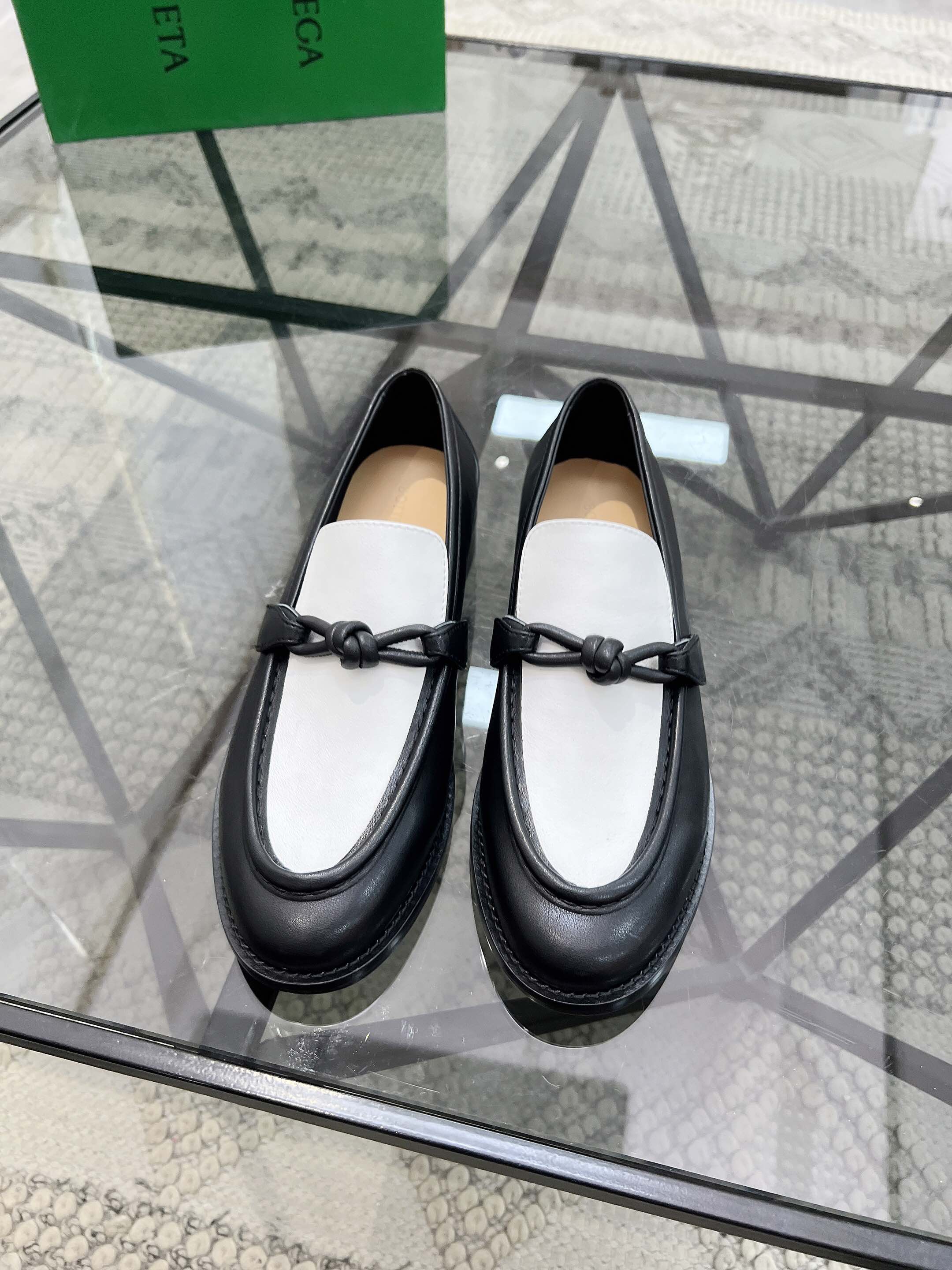 NO:222361,Brand BOTTEGA VENETA color original color matching, 35-450 couple models, price, material, new style, casual, footwear!  Quality, please see the details, classic simple design, rigorous workmanship and fine upper imported cowhide, create a fashionable headline cowhide inner foot, fashionable and atmospheric original genuine leather sole, high quality, worth owning, BV leather shoes, bottega veneta, bottega veneta, cowhide, Leather soles19860909品牌BOTTEGA VENETA 颜色原版配色 码数35-450情侣款 价格 材质宝缇嘉2025新款 休闲 套脚鞋！质量请看细节经典简约设计做工严谨精细鞋面进口牛皮制作打造出时尚头条牛皮内里上脚时尚大气原版 真皮大底 高品质 值得拥有,BV皮鞋,bottega veneta,bottega veneta,cowhide,Leather soles,Men's shoes