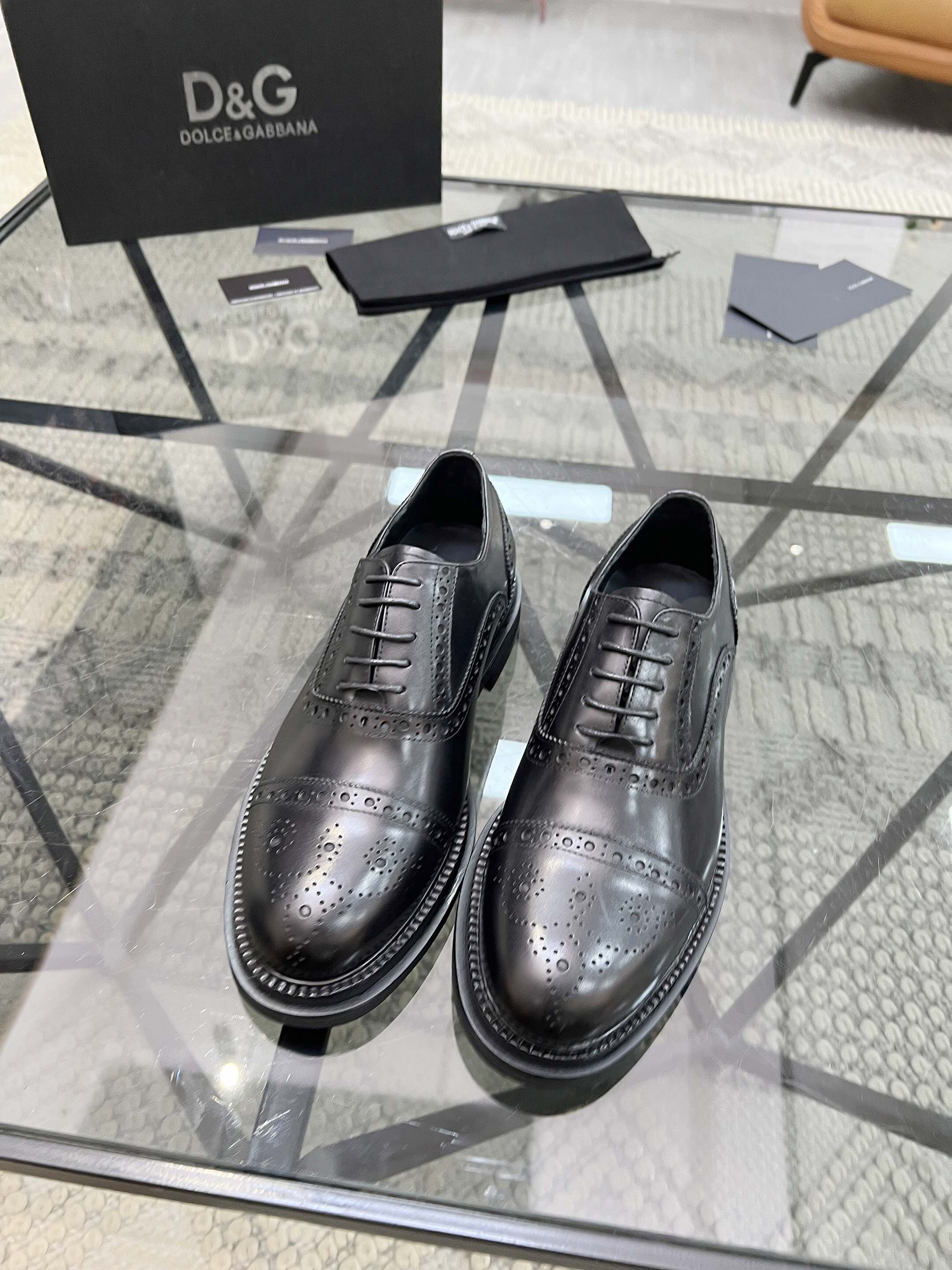 NO:222002,Brand D&G color original color matching 39-44 Custom made 38.45.46 Price Material Dolce & Gabbana/New Calfskin Mocasin Shoes Bernini Series Mocasin Shoes, embellished with new metal signs. Made of Mino Calfskin, original combination rubber outsole, retro and shiny texture complement each other, releasing contemporary exquisite charm., Dolce & Gabbana leather shoes, Dolce & Gabbana, Dolce & Gabbana, Dolce & Gabbana, cowhide19860909品牌D&G 颜色原版配色 码数39-44定做38.45.46 价格 材质杜嘉班纳Dolce & Gabbana/新款小牛皮莫卡辛鞋 Bernini 系列莫卡辛鞋,点缀全新金属标牌.采用 Mino 小牛皮制成,原版组合橡胶大底 复古与亮泽质感相得益彰,释放当代考究魅力.,杜嘉班纳皮鞋,Dolce&Gabbana,Dolce&Gabbana,Dolce&Gabbana,cowhide,Men's shoes