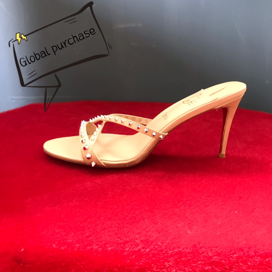 NO:100538,High-end customized 2-year spring and summer classic model H8.5Cm, size 34-42, leather large sole. L39-. Nude cowhide, nude sheepskin, silver large, medium and small rivets, silver copper feet, standard European size. Official website photo Reference:L39- Color:nude/golden Material:cowhide Lining:red goat leather Heel height:8.5Cm Sole:leather sole Size:EUR 34-42 (US 4-11):,,christian louboutin,cowhide,sheepskin,Leather soles19860909高端订制2年春夏精典款 H8.5Cm,尺码34-42码,真皮大底.L39-.裸色牛皮,裸色羊皮里,银色大中小铆钉,银的铜脚,标准欧码. 官网图 Reference:L39- Color:nude/golden Material:cowhide Lining:red goat leather Heel heigh:8.5Cm Sole:leather sole Size:EUR 34－42（US 4一11) :,,christian louboutin,cowhide,sheepskin,Leather soles,Women's Shoes