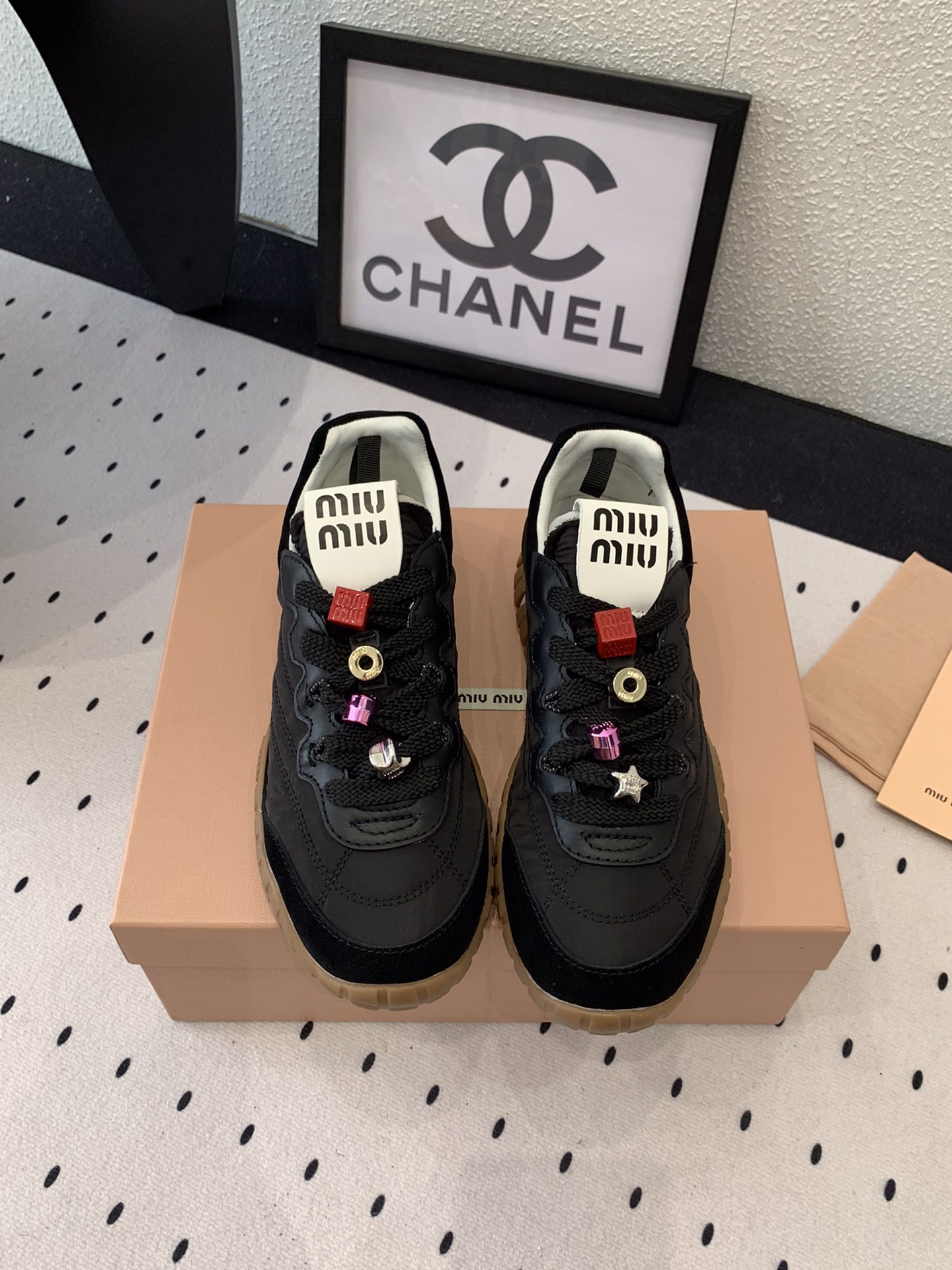 NO:255829,MiuMiu new tire sports shoes shipped with high version retro thick sole design elegant and elegant sports combination simple and fashionable style freely match imported silk spliced ​​cowhide original wear-resistant tire outsole Size: 35-40, casual shoes/sports shoes, miumiu, sneakers, cowhide19860909MiuMiu新款轮胎运动鞋高版本出货 复古厚底设计 优雅大方运动结合体 简约时尚风格随意搭配 进口丝绸拼接牛皮鞋面 原版耐磨轮胎大底 Size: 35-40,休闲鞋/运动鞋,miumiu,sneakers,cowhide,Women's Shoes