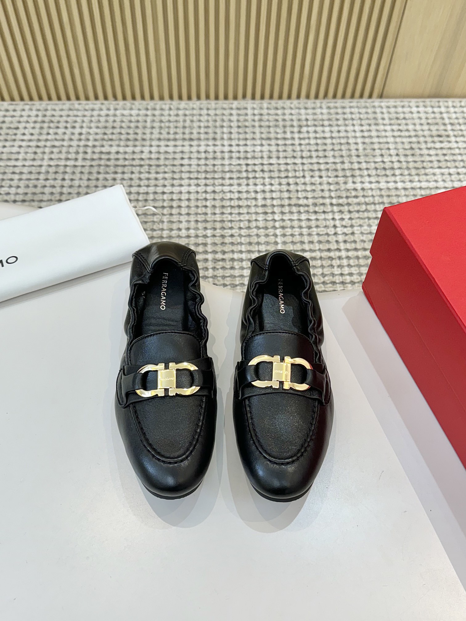 NO:264951,Ferragamo/Ferragamo Classic Mary Jane Shoes Ballet Shoes Soft Ceiling~ Elegant temperament, romantic and casual Italian style, the last can perfectly fit the feet. It has the comfort and versatility of small white shoes, and it can be as elegant as high heels. Fashionable bloggers are competing to wear it! The upper is made of original custom material, tiptoe mixed-bred sheepskin, original mold-opening anti-slip sole zise35-40, single shoes, ferragamo, ferragamo, mary jane, high heels, sheepskin19860909Ferragamo/菲拉格慕经典 玛丽珍鞋芭蕾舞鞋 芭蕾舞鞋柔软天花板呀~ 气质优雅 烂漫又随性的意式风情 楦型能完美贴合双脚 它既拥有小白鞋的舒适百搭 又能像高跟鞋一样优雅百变 时髦精博主们都在争着穿! 鞋面采用原版定制材质 内里踮脚混种羊皮 原版开模防滑大底 zise35-40,单鞋,ferragamo,ferragamo,mary jane,high heels,sheepskin,Women's Shoes