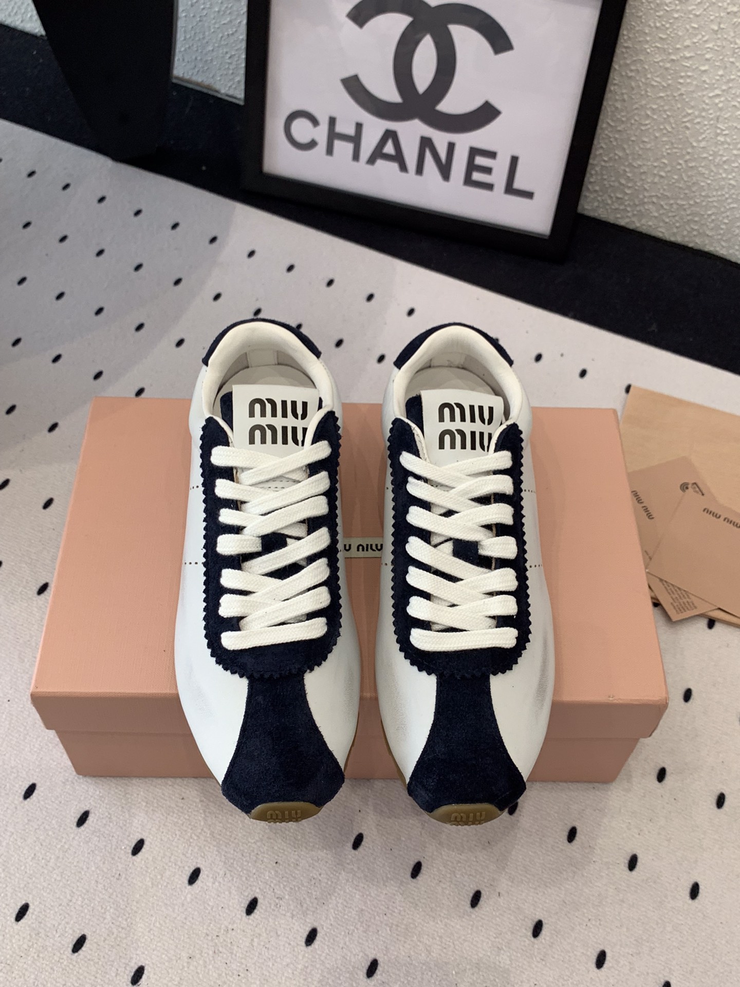 NO:255834,MiuMiu Spring and Summer New Casual Shoes High-version Shipping Retro Thick Sole Design Elegant and Elegant Sports Combination Simple and Fashion Style Freely Match Original Imported Cowhide Upper Imported Cowhide Inner Footsteps Original Wear-resistant Tire Outsole Size: 35-40, Casual Shoes/Sports Shoes, Miumiu, Sneakers, cowhide19860909MiuMiu春夏新款休闲鞋高版本出货 复古厚底设计 优雅大方运动结合体 简约时尚风格随意搭配 原版进口牛皮鞋面 进口牛皮内里垫脚 原版耐磨轮胎大底 Size: 35-40,休闲鞋/运动鞋,miumiu,sneakers,cowhide,Women's Shoes