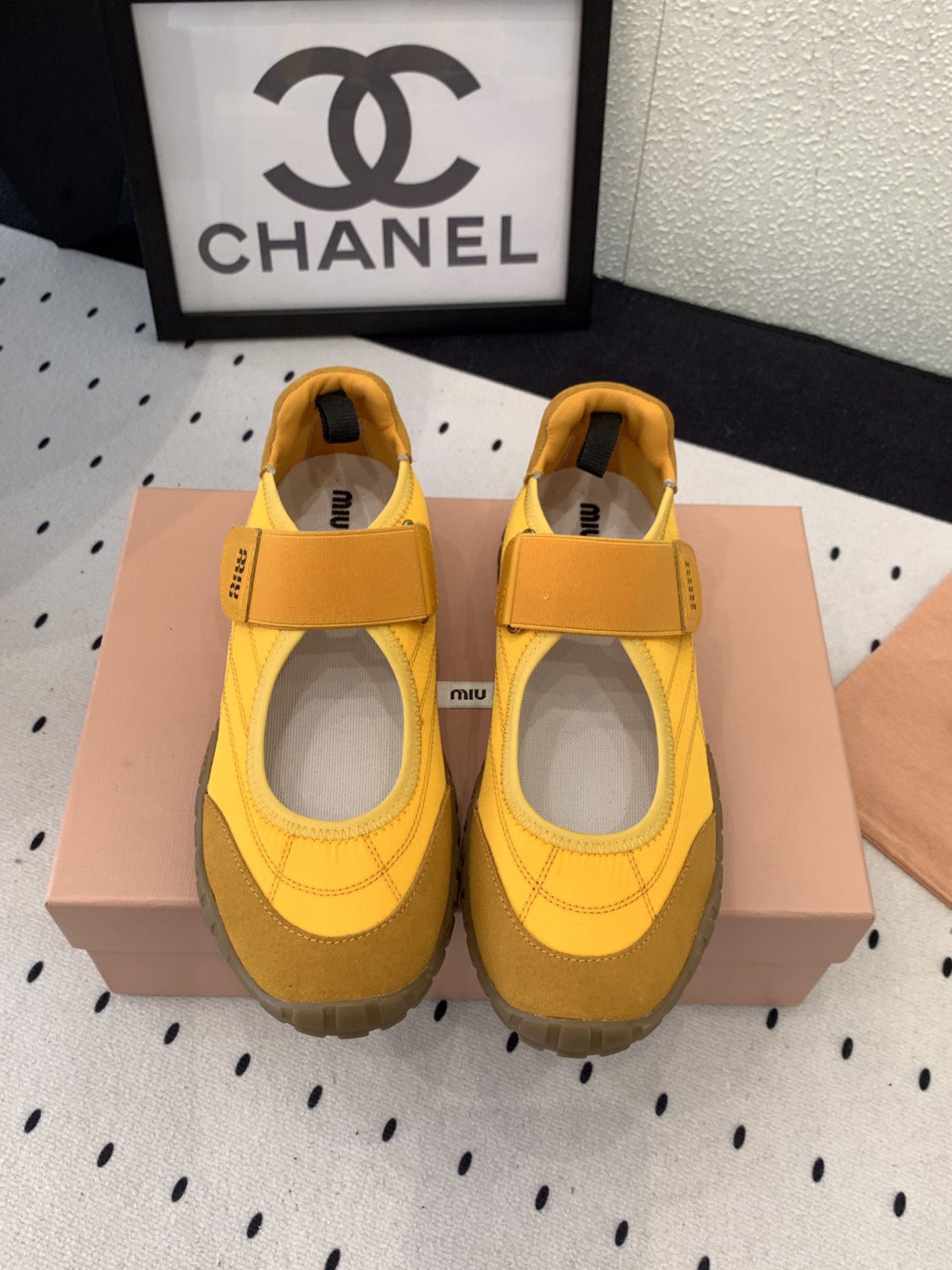 NO:255839,MiuMiu Spring and Summer New Casual Shoes High-version Shipping Retro Thick Sole Design Elegant and Elegant Sports Combination Simple and Fashion Style Freely Match Original Imported Silk Cloth Upper Imported Cowhide Foot Pad Original Wear-resistant Tire Outsole Size: 35-40, Casual Shoes/Sports Shoes, Miumiu, Sneakers, cowhide19860909MiuMiu春夏新款休闲鞋高版本出货 复古厚底设计 优雅大方运动结合体 简约时尚风格随意搭配 原版进口丝绸布鞋面 进口牛皮垫脚 原版耐磨轮胎大底 Size: 35-40,休闲鞋/运动鞋,miumiu,sneakers,cowhide,Women's Shoes