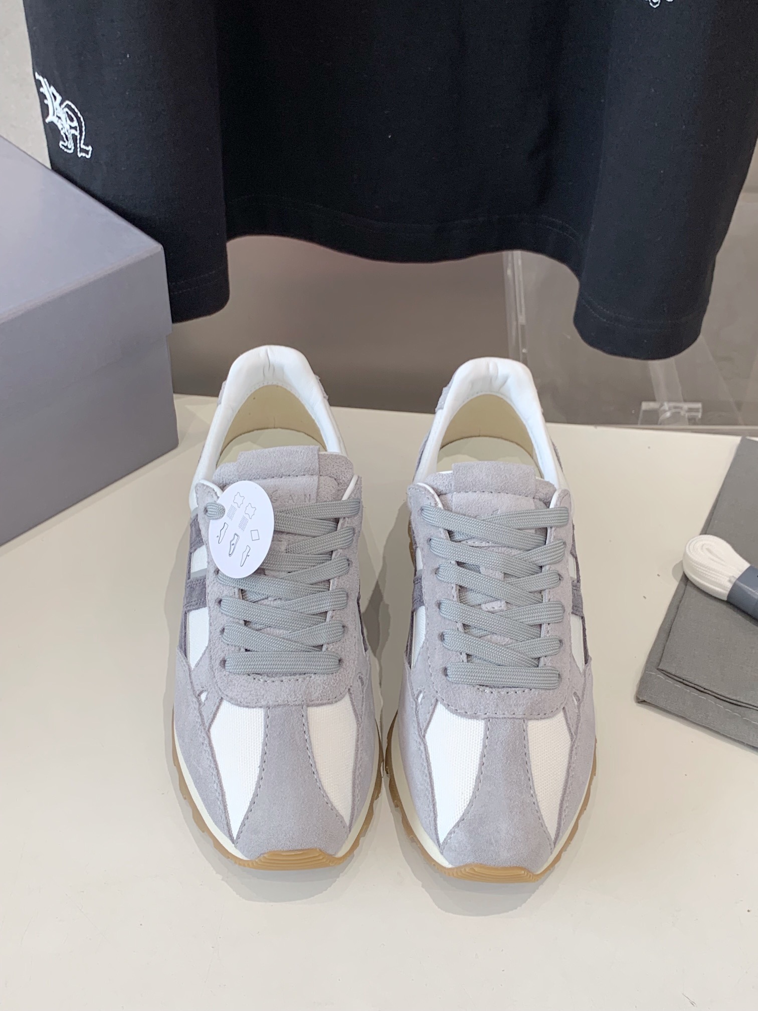 NO:240278,Female, Men, Hogan Hogan 86ER series, H671 couple model, thick sole, casual sneakers, original purchase and development, made products, this 86er series commemorates the birth of the brand with a classic but fashionable design. The workmanship is exquisite, showing the retro street trend and continuing the extraordinary style, offering gifts to the classics. Fabric: Original custom imported top layer cowhide Inner: Imported breathable net Sole: Original open mold-proof TPU material, height increase 3.5CM Size: 35-44, casual shoes/sports shoes, hogan, sneakers, cowhide19860909女 男 Hogan霍根86ER系列 H671情侣款 厚底 休闲 运动鞋 原版购入开发 做货 这款86er系列 以经典而不失时尚的设计演绎品牌风格纪念品牌诞生之年. 做工精细,尽显复古街头潮趣承续不凡格调,向经典献礼 面料 : 原版定制进口头层牛皮 内里 : 进口透气网里 鞋底 : 原版开模防滑TPU材质 增高 3.5CM Size : 35-44,休闲鞋/运动鞋,hogan,sneakers,cowhide,Women's Shoes