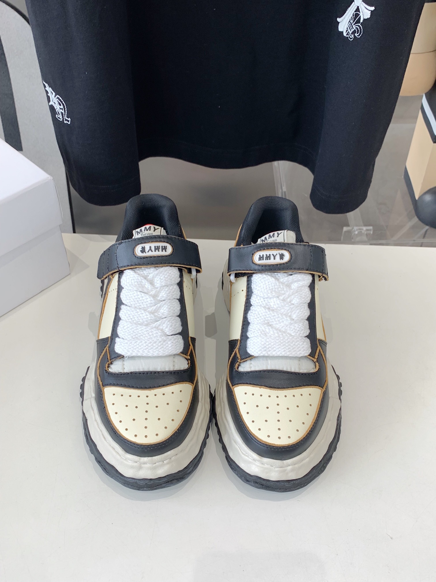 NO:240300,MMY·Mihara Yasuhiro dissolves shoes, classic personality and cowhide design, this pair of shoes perfectly integrates personality and fashion. The moment you put on your feet, the street trend is full, and every step is unruly, and the overall feeling is more textured!  The 4.5CM thick-soled design instantly turns into long legs!  Original mold reproduction restores the authentic taste!  The upper is made of imported canvas with super texture/top cowhide. The inner lining is top-level breathable cloth. Secondary molding irregular outsole. Anti-slip and wear-resistant. Size 35--40, cloth, leather. Size 39--45, cloth, leather. Casual shoes/sports shoes. mmy, sneakers, cowhide.19860909MMY·三原康裕溶解鞋,经典个性再添加牛皮设计,这双板鞋将个性与时尚完美融合.上脚瞬间,街头潮流感拉满,每一步都踏出不羁态度,整体感觉更有质感！4.5CM的厚底设计秒变大长腿！ 原版开模复刻 还原正品味道 ！ 鞋面采用进口帆布超有质感/头层牛皮 内里采用顶级透气布里 二次成型不规则大底 防滑耐磨 码数35--40,布面,皮面 码数39--45,布面,皮面,休闲鞋/运动鞋,mmy,sneakers,cowhide,Women's Shoes