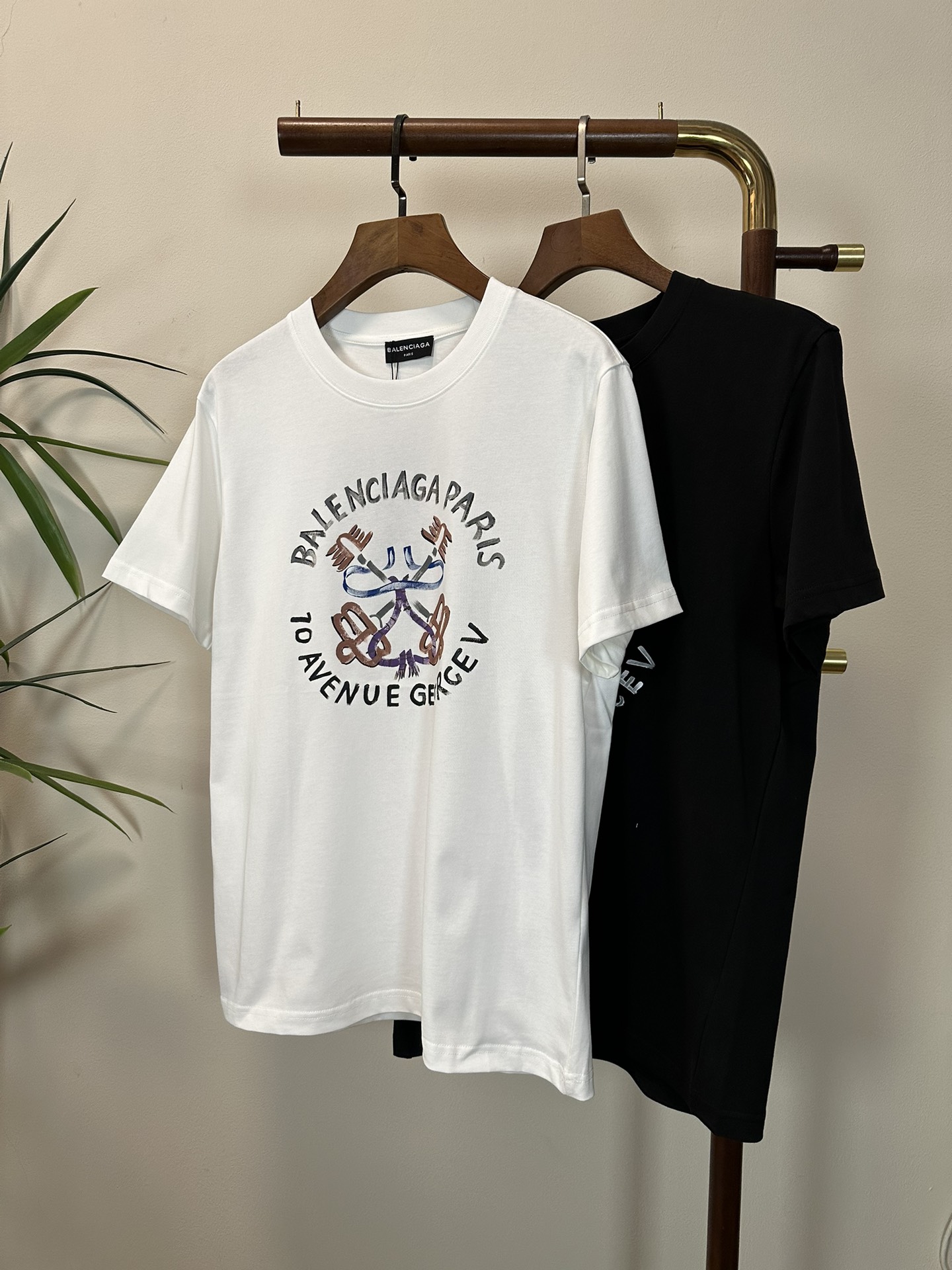 NO:134659,BAL Paris 2025 new round neck short-sleeved T-shirt high-end version!  Customized fabrics for counters are breathable and comfortable, with impeccable details, and the brand element design concept reflects high quality. The feel is delicate and soft!  It is casually cut, with a great upper body style!  S-XXL, T-shirt,tees,t-shirt,alexander wang19860909BAL 巴黎 2025新款 圆领 短袖 T恤 高端版本！专柜定制面料 透气舒适度高,细节无可挑剔,品牌元素设计理念,体现高品质.手感细腻柔软！呈现休闲裁剪,上身版型超赞！ 码数S-XXL,,T-shirt,tees，t-shirt,alexander wang,Men's clothing