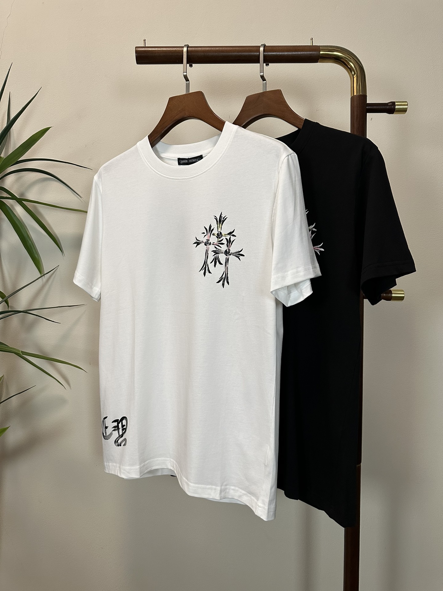 NO:134662,CH Croxin 2025 new round neck short-sleeved T-shirt high-end version!  Customized fabrics for counters are breathable and comfortable, with impeccable details, and the brand element design concept reflects high quality. The feel is delicate and soft!  It is casually cut, with a great upper body style!  S-XXL, chrome hearts, T-shirt,tees, t-shirt,alexander wang19860909CH 克罗心 2025新款 圆领 短袖 T恤 高端版本！专柜定制面料 透气舒适度高,细节无可挑剔,品牌元素设计理念,体现高品质.手感细腻柔软！呈现休闲裁剪,上身版型超赞！ 码数S-XXL,,chrome hearts,T-shirt,tees，t-shirt,alexander wang,Men's clothing