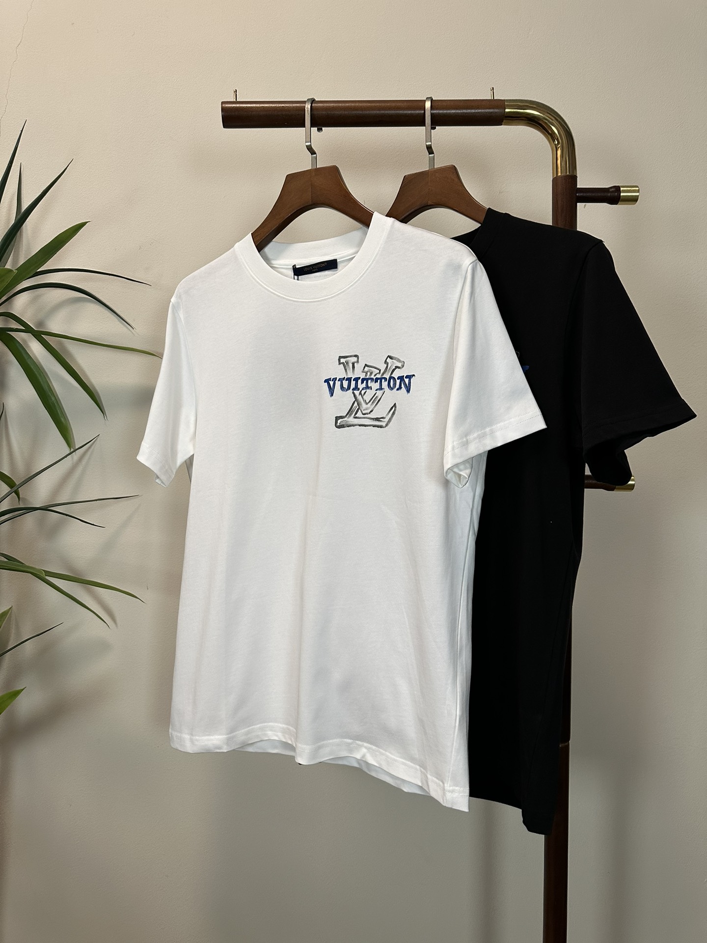 NO:134668,LV Louis Vuitton 2025 new round neck short-sleeved T-shirt high-end version!  Customized fabrics for counters are breathable and comfortable, with impeccable details, and the brand element design concept reflects high quality. The feel is delicate and soft!  It is casually cut, with a great upper body style!  S-XXL, louis vuitton,louis vuitton,t-shirt,tees,t-shirt,alexander wang19860909LV 路易威登 2025新款 圆领 短袖 T恤 高端版本！专柜定制面料 透气舒适度高,细节无可挑剔,品牌元素设计理念,体现高品质.手感细腻柔软！呈现休闲裁剪,上身版型超赞！ 码数S-XXL,,louis vuitton,louis vuitton,T-shirt,tees，t-shirt,alexander wang,Men's clothing